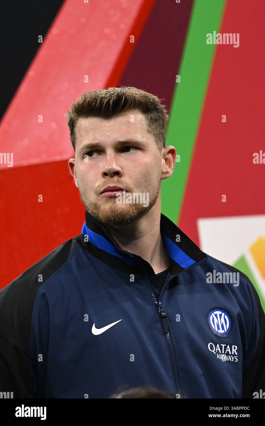 Josep Martínez du FC Inter regarde le match de première manche de la demi-finale de Coupe d'Italie le 2 avril 2025 au stade Giuseppe Meazza San Siro Siro à Milan, Italie Banque D'Images