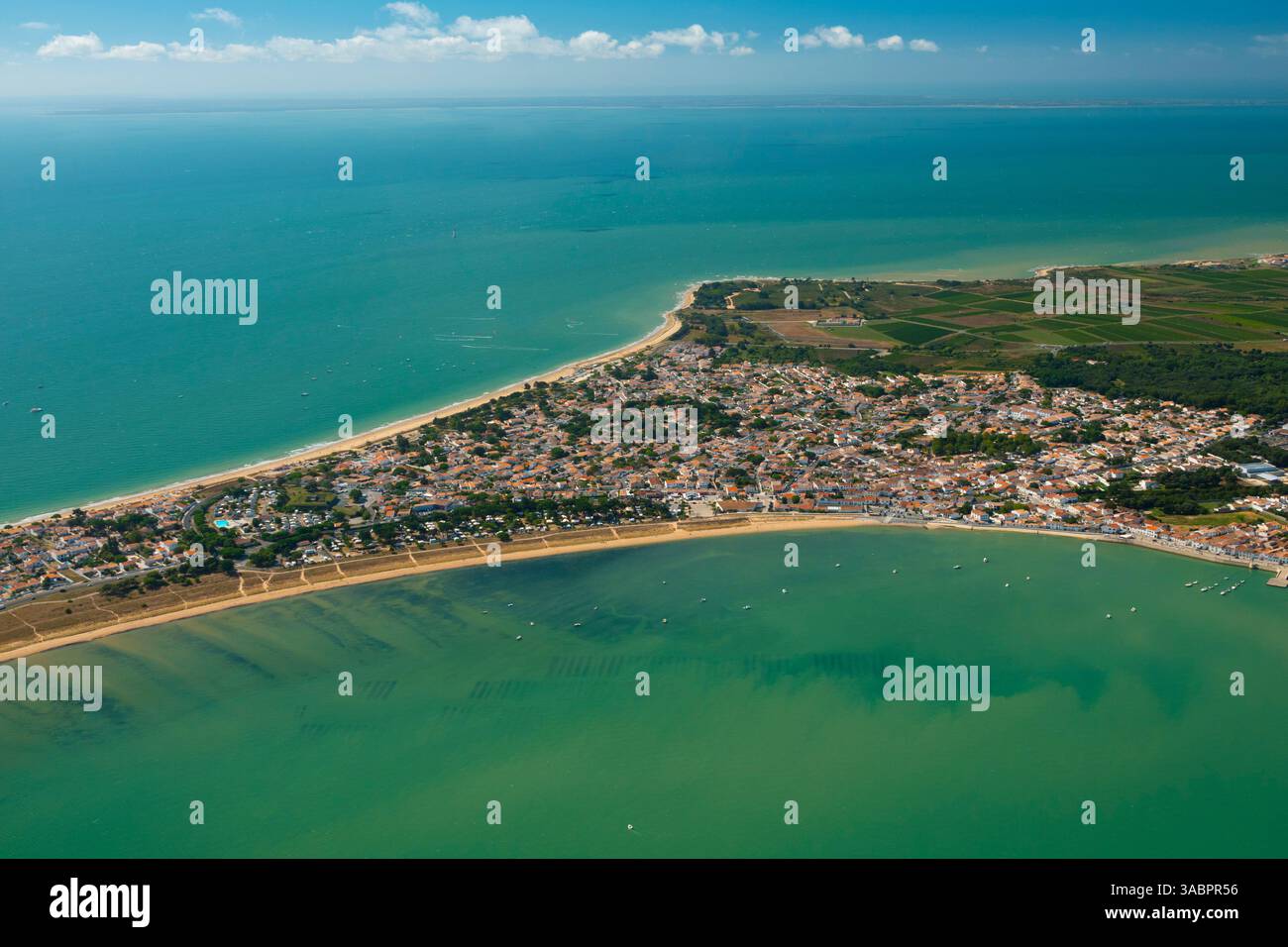 France, Charente-maritime (17), île de Ré, Rivedoux-plage, Sablanceaux, sur la plage sud à gauche et sur la plage nord à droite (vue aérienne) Banque D'Images