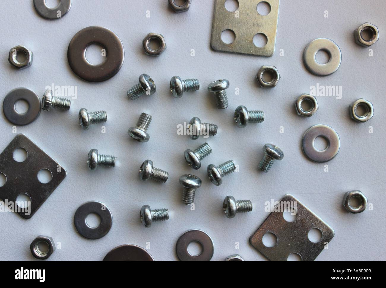 Nombreux éléments matériels dispersés sur Une surface blanche de Workbench. Photo de stock pour fixer l'illustration de l'industrie Banque D'Images