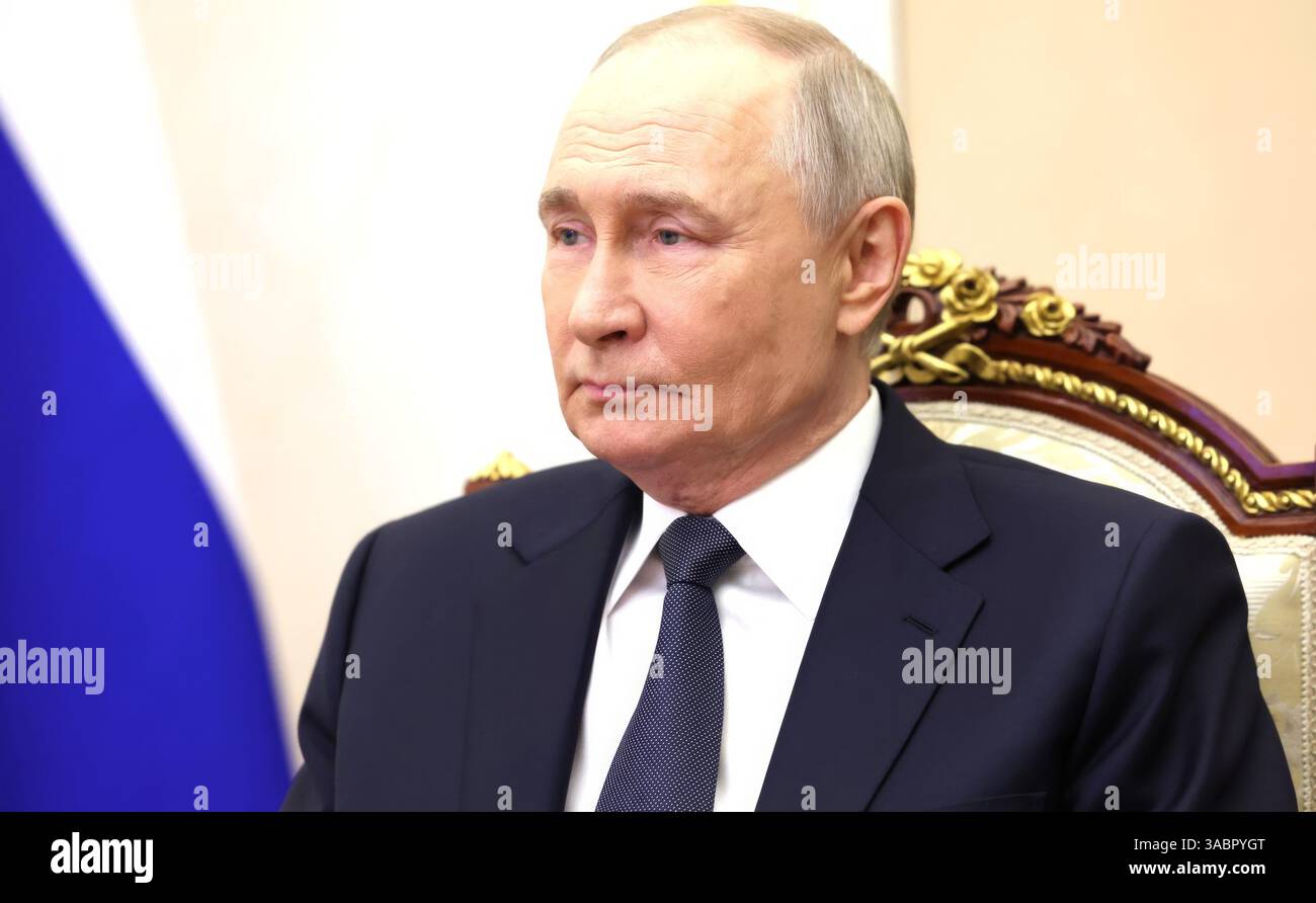 Moscou, Russie. 01st Apr, 2025. Le président russe Vladimir Poutine préside une réunion avec les membres permanents du Conseil de sécurité par vidéoconférence depuis le Kremlin, le 1er avril 2025 à Moscou, en Russie. Crédit : Vyacheslav Prokofyev/Kremlin Pool/Alamy Live News Banque D'Images