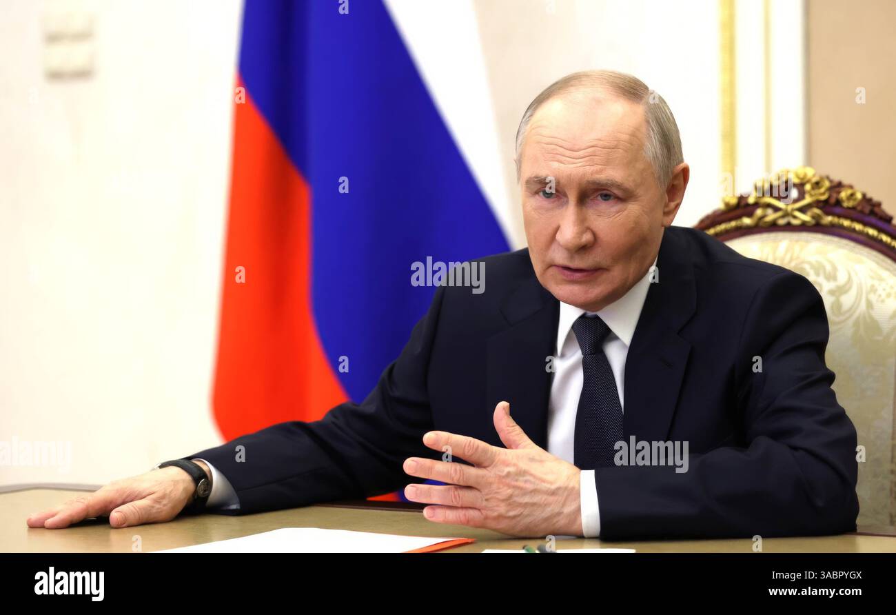 Moscou, Russie. 01st Apr, 2025. Le président russe Vladimir Poutine préside une réunion avec les membres permanents du Conseil de sécurité par vidéoconférence depuis le Kremlin, le 1er avril 2025 à Moscou, en Russie. Crédit : Vyacheslav Prokofyev/Kremlin Pool/Alamy Live News Banque D'Images