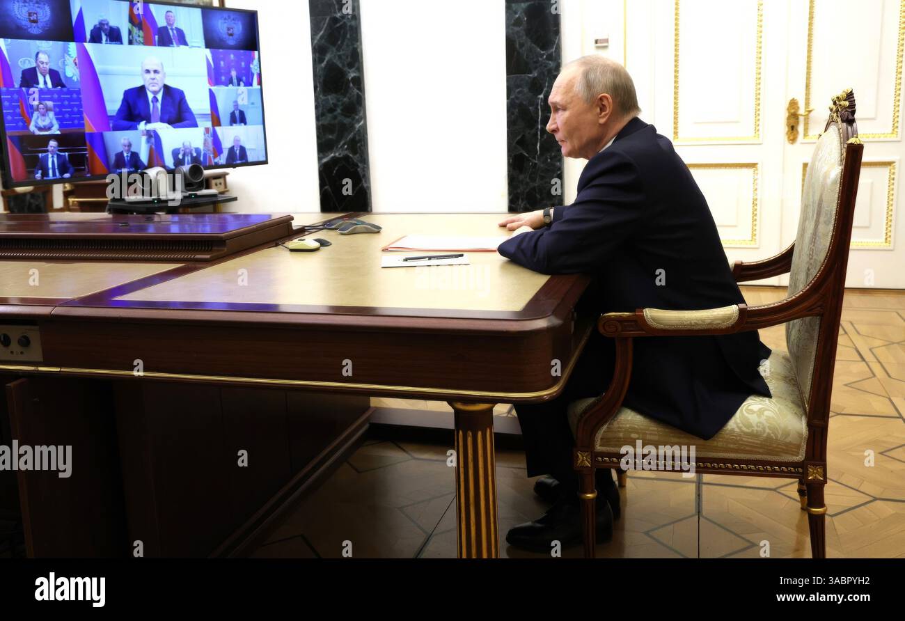 Moscou, Russie. 01st Apr, 2025. Le président russe Vladimir Poutine préside une réunion avec les membres permanents du Conseil de sécurité par vidéoconférence depuis le Kremlin, le 1er avril 2025 à Moscou, en Russie. Crédit : Vyacheslav Prokofyev/Kremlin Pool/Alamy Live News Banque D'Images