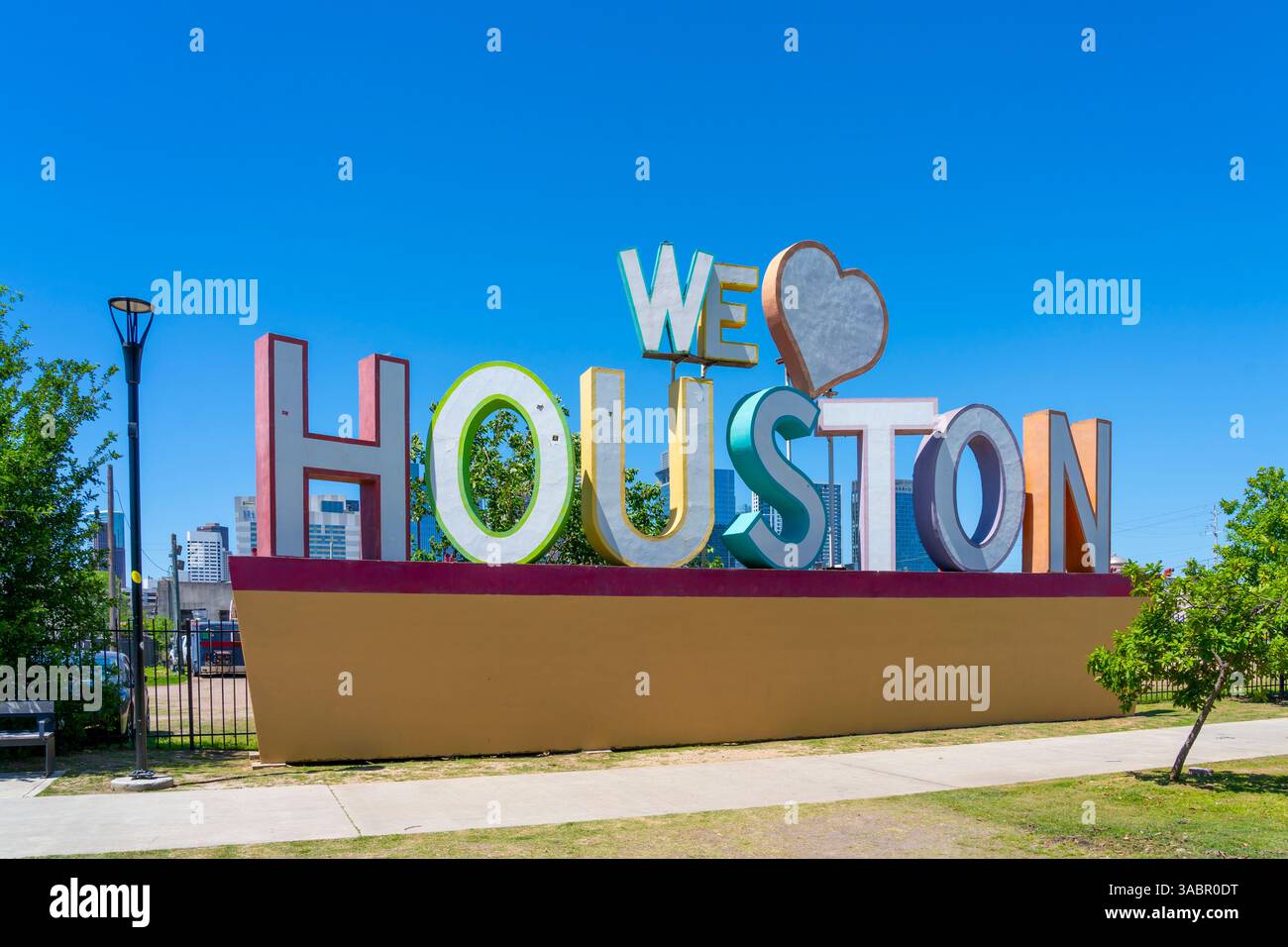 Houston, Texas, États-Unis - 4 avril 2024 : le panneau « We Love Houston » avec Downtown Houston en arrière-plan est montré. Houston, Texas, États-Unis. Banque D'Images