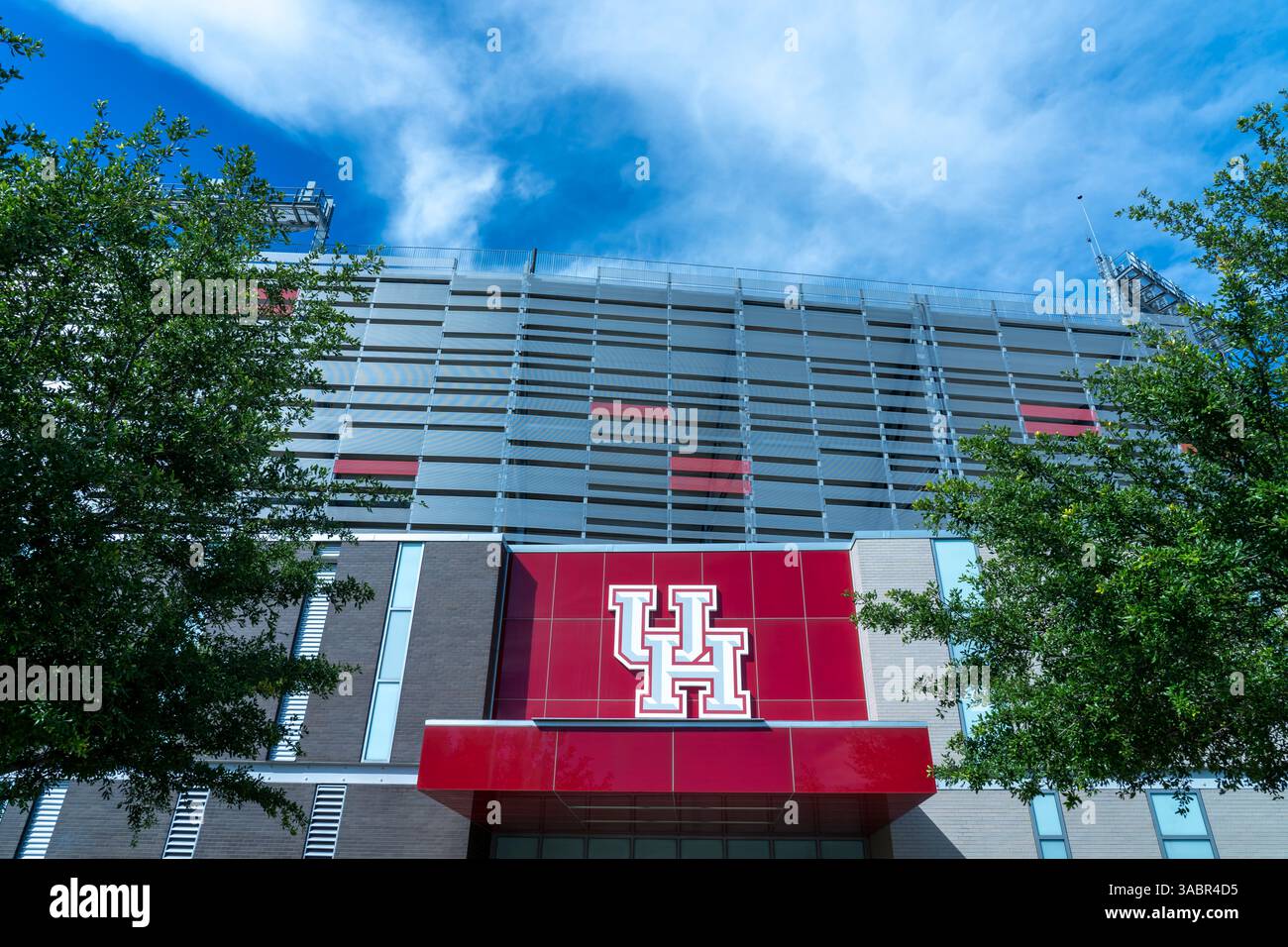 Houston, Texas, États-Unis - 5 avril 2024 : logo UH (Université de Houston) sur le bâtiment du stade TDECU à Houston, Texas, États-Unis. Banque D'Images