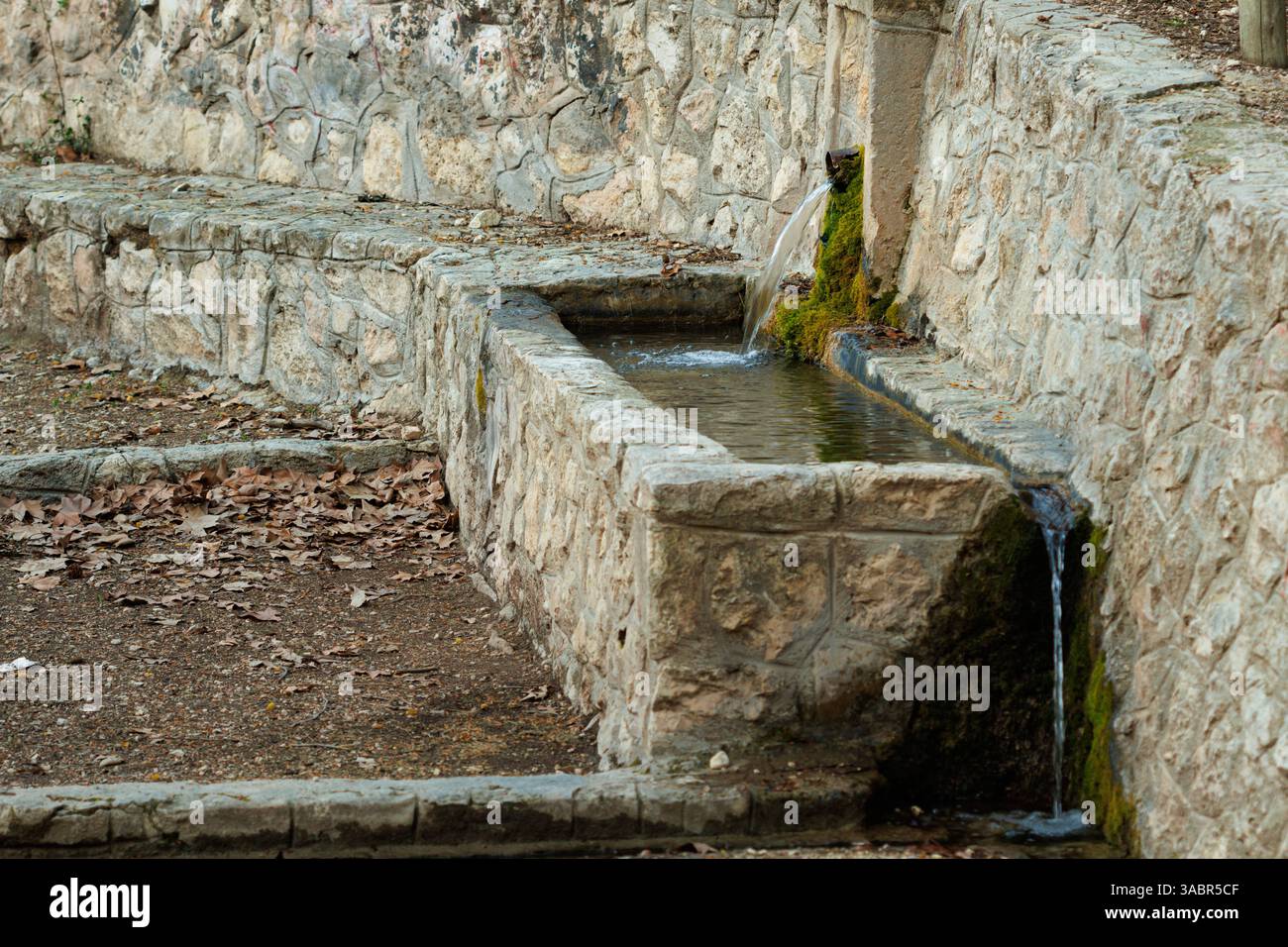 Source d'eau de source dans le sanatorium d'Alcoy, Espagne Banque D'Images