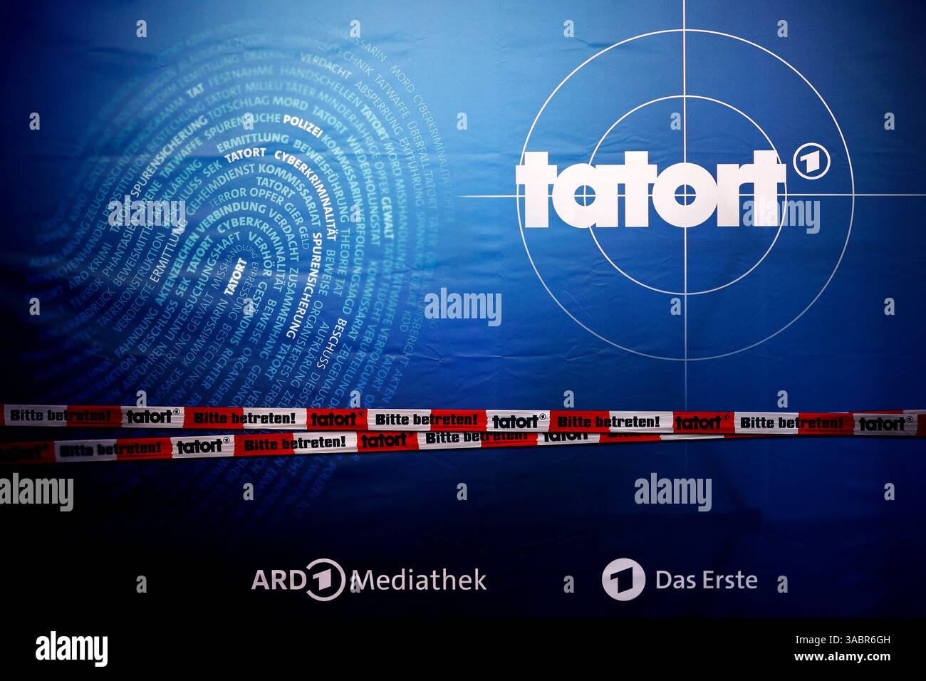 DAS logo der Krimi-Reihe Tatort BEI einem Fototermin zur Premiere des neuen Münster-Tatort Tatort - Fiderallala im Cineplex Münster. Symbolbild, Themenbild Münster, 02.04.2025 NRW Deutschland *** le logo de la série criminelle Tatort lors d'une séance photo pour la première de la nouvelle Münster Tatort Tatort Fiderallala au Cineplex Münster image symbole, thème image Münster, 02 04 2025 NRW Allemagne Copyright : xChristophxHardtx Banque D'Images