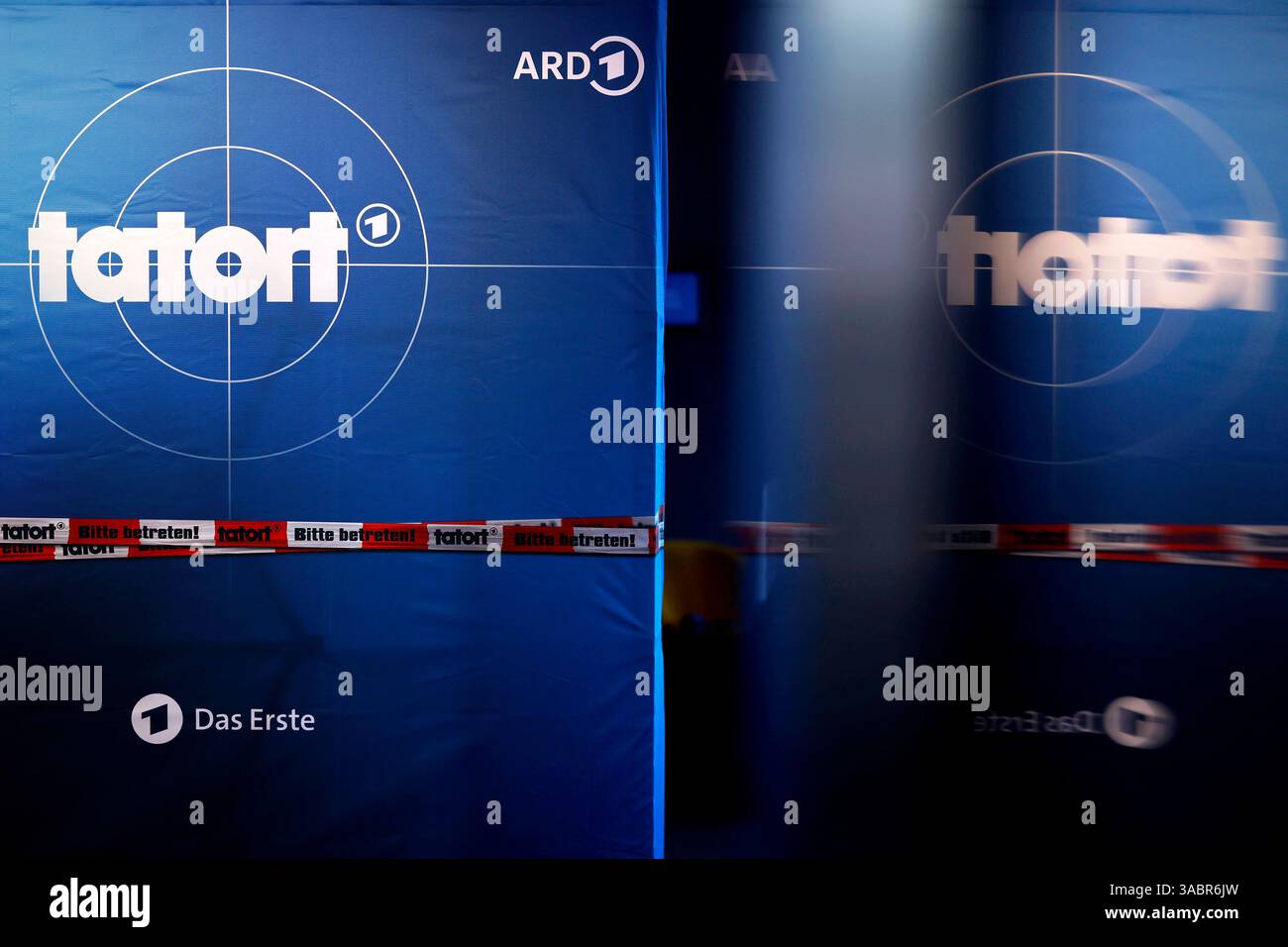 DAS logo der Krimi-Reihe Tatort BEI einem Fototermin zur Premiere des neuen Münster-Tatort Tatort - Fiderallala im Cineplex Münster. Symbolbild, Themenbild Münster, 02.04.2025 NRW Deutschland *** le logo de la série criminelle Tatort lors d'une séance photo pour la première de la nouvelle Münster Tatort Tatort Fiderallala au Cineplex Münster image symbole, thème image Münster, 02 04 2025 NRW Allemagne Copyright : xChristophxHardtx Banque D'Images