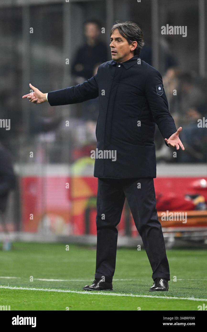 Simone Inzaghi entraîneur-chef du FC Inter, réagit le match de première manche de la demi-finale de Coupe d'Italie le 2 avril 2025 au stade Giuseppe Meazza San Siro Siro à Milan, Italie Banque D'Images