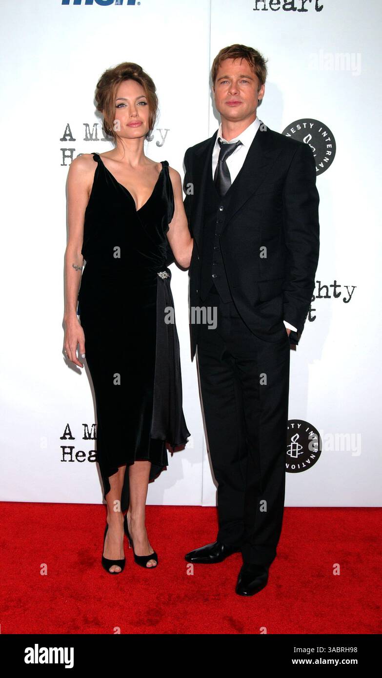 13 juin 2007. New York City . Les acteurs Angelina jolie et Brad Pitt assistent à la première New-yorkaise de 'A Mighty Heart' au Ziegfeld Theatre . Dans le film Angelina jolie joue Mariane Pearl, épouse du journaliste Daniel Pearl du Wall Street Journal. Brad Pitt est le producteur du film. (Crédit image : © Sharkpixs/ZUMA Press) Banque D'Images