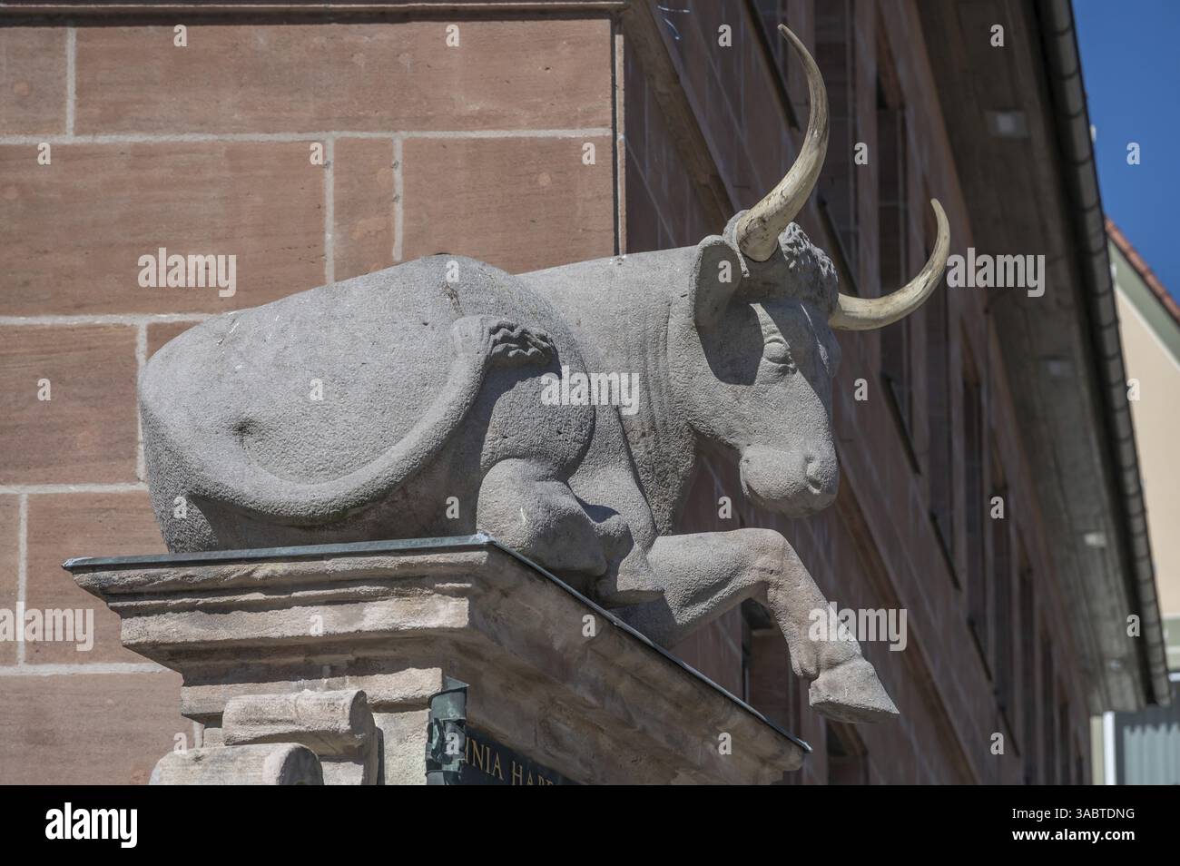 Sculpture d'un bœuf sur un potral de la Fleischbruecke, créée en 1599, Nuremberg, moyenne Franconie, Bavière, Allemagne, Europe Banque D'Images