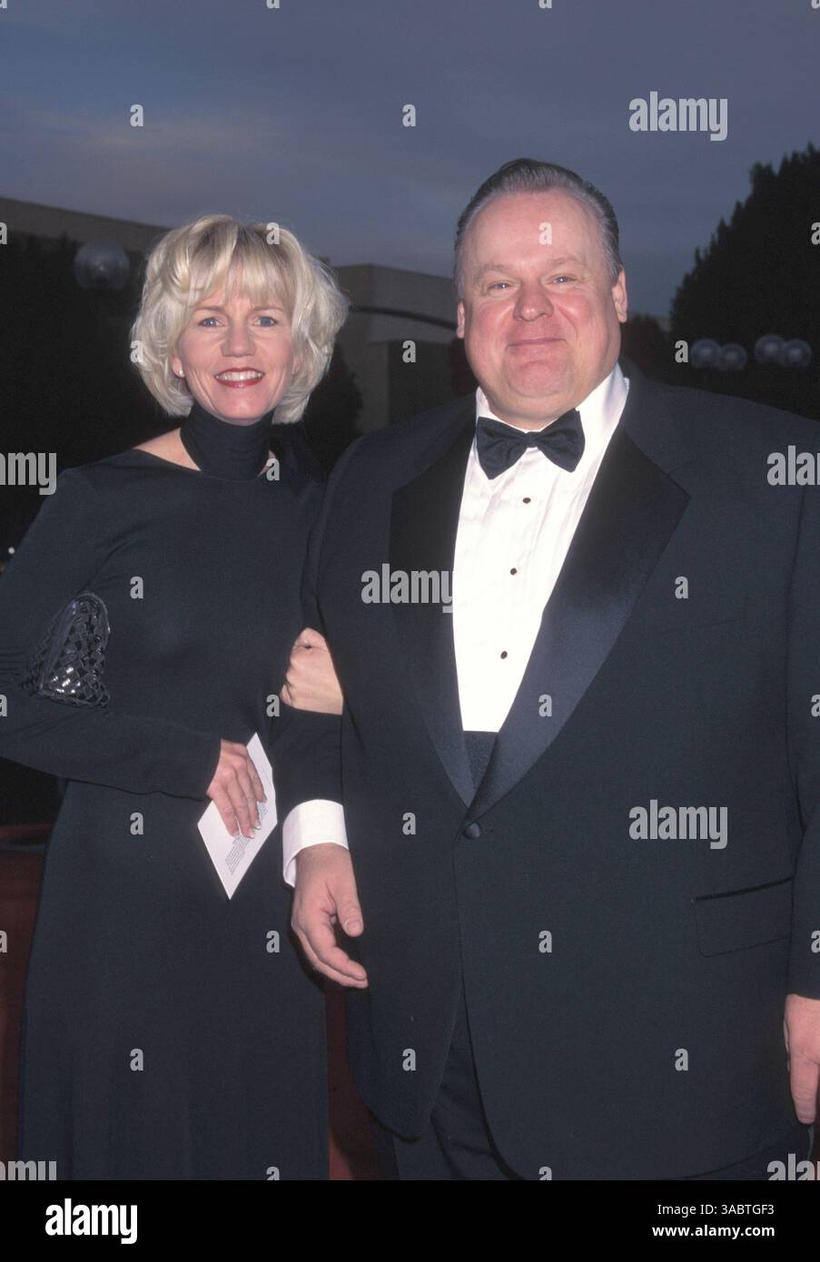 Jan 10, 1999 - Pasadina, CA, États-Unis - L'acteur GEORGE DZUNDZA avec sa femme à la 25e cérémonie annuelle des Peoples Choice Awards qui s'est tenue au Pasadina Civic Center. (Crédit image : © Kathy Hutchins/ZUMA Press) Banque D'Images