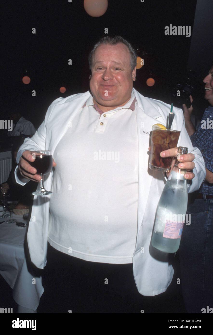 Oct 04, 1999 - Los Angeles, CA, États-Unis - L'acteur GEORGE DZUNDZA au Celebrity Waiters au Palm Restaurant. (Crédit image : © Kathy Hutchins/ZUMA Press) Banque D'Images
