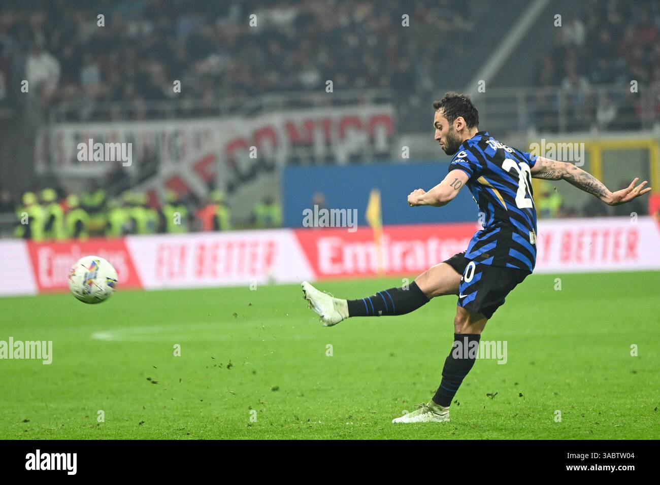 Hakan Çalhanoglu du FC Inter en action lors du match de première manche de la demi-finale de Coupe d'Italie le 2 avril 2025 au stade Giuseppe Meazza San Siro Siro à Milan, Italie Banque D'Images