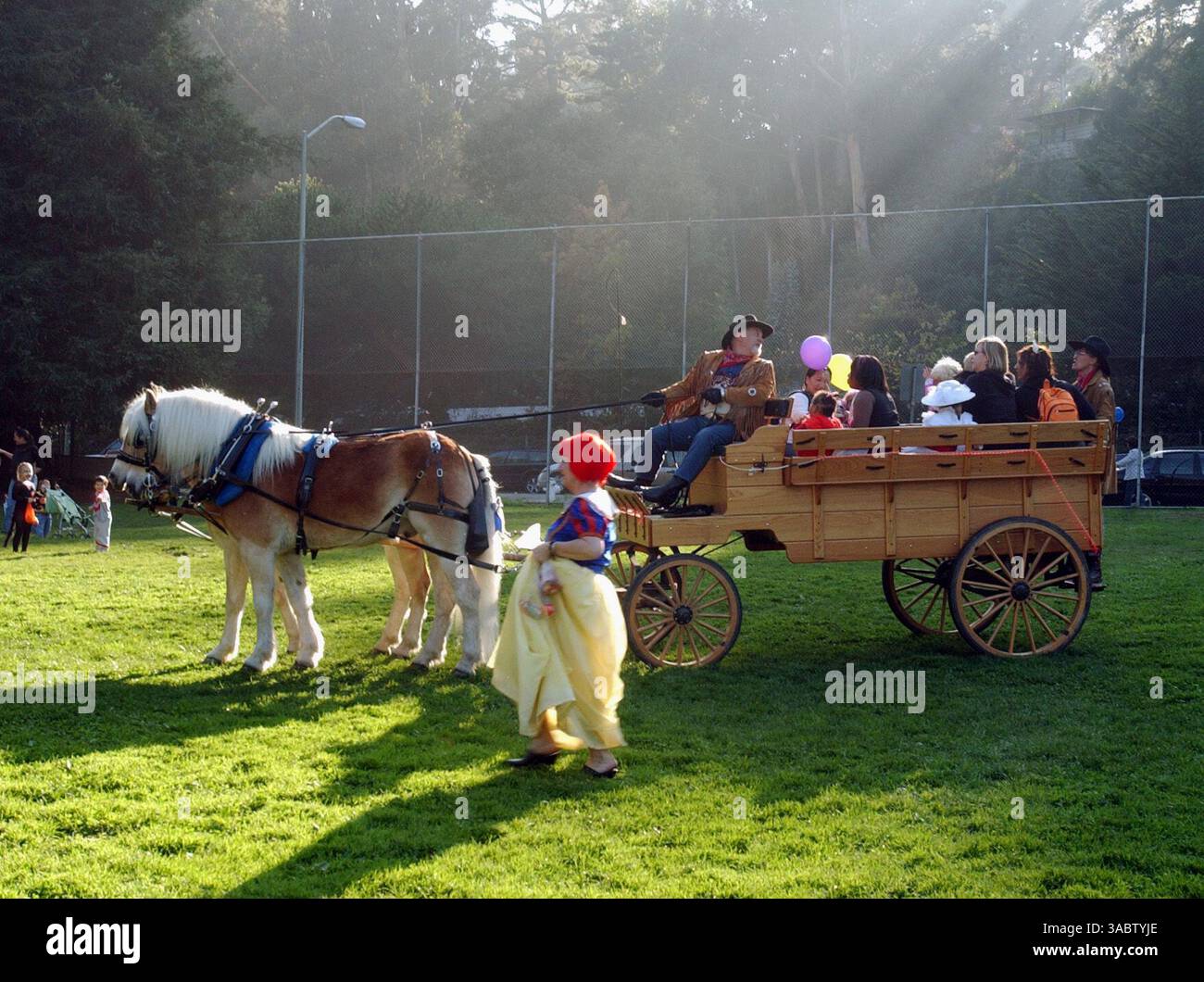 Wells Fargo propose des promenades en calèche au parc Montclair lors de la parade annuelle d'Halloween des enfants des Lions de Montclair, le mercredi 31 octobre 2007, à Oakland, calif. (Joanna Jhanda/Contra Costa Times/ZUMA Press) Banque D'Images