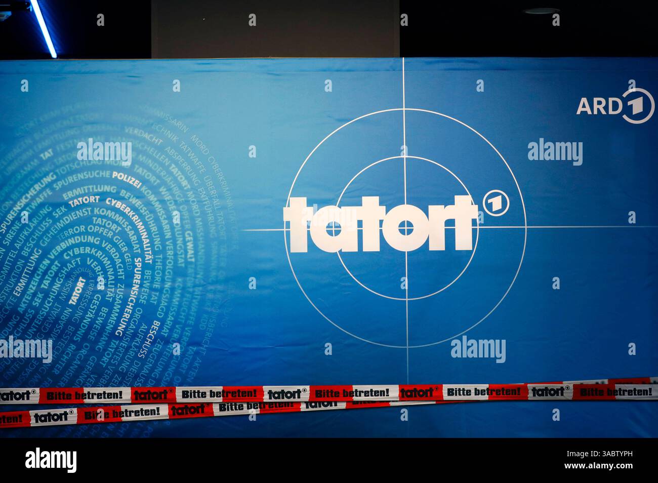 Tatort-logo BEI der Premiere des ARD Fernsehfilms Tatort - Fiderallala im Cineplex. Münster, 02.04.2025 *** logo Tatort à l'avant-première du téléfilm Tatort Fiderallala de l'ARD au Cineplex Münster, 02 04 2025 Foto :XT.xSchröerx/xFuturexImagex tatort 5301 Banque D'Images