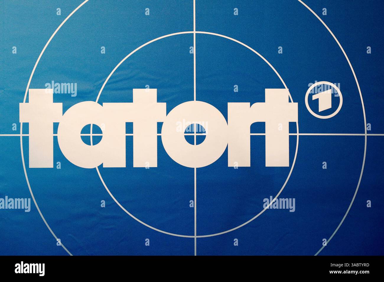 Tatort-logo BEI der Premiere des ARD Fernsehfilms Tatort - Fiderallala im Cineplex. Münster, 02.04.2025 *** logo Tatort à l'avant-première du téléfilm Tatort Fiderallala de l'ARD au Cineplex Münster, 02 04 2025 Foto :XT.xSchröerx/xFuturexImagex tatort 5302 Banque D'Images