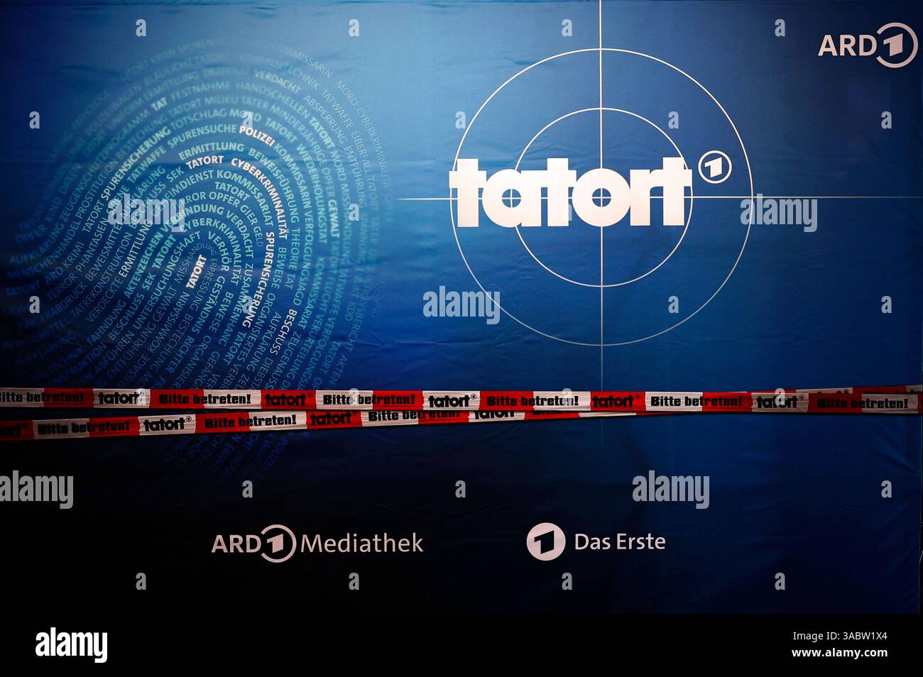 Tatort-logo BEI der Premiere des ARD Fernsehfilms Tatort - Fiderallala im Cineplex. Münster, 02.04.2025 *** logo Tatort à l'avant-première du téléfilm Tatort Fiderallala de l'ARD au Cineplex Münster, 02 04 2025 Foto :XT.xSchröerx/xFuturexImagex tatort 5331 Banque D'Images