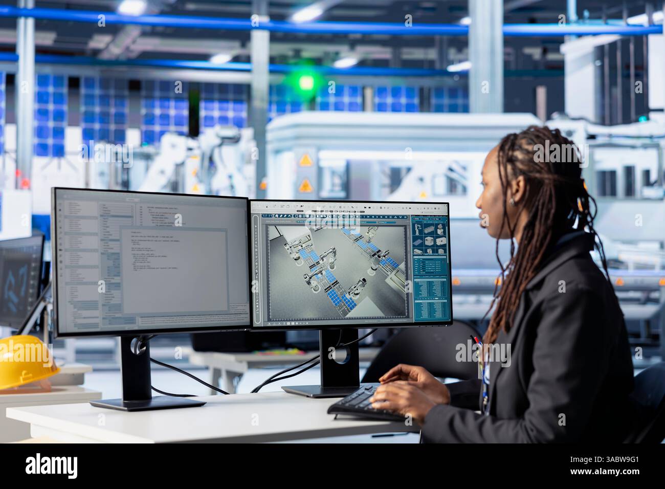 Développeur de logiciels tapant le code sur PC dans l'installation de production photovoltaïque, construisant des outils logiciels. Administrateur système développant des routines d'automatisation sur ordinateur pour améliorer l'efficacité du système Banque D'Images