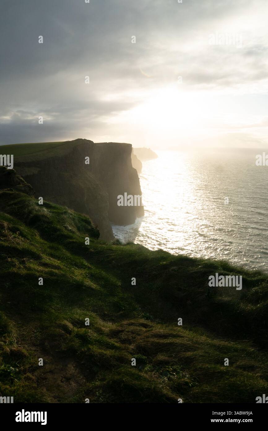 Vue imprenable sur les falaises de Moher, avec des falaises sur la gauche et l'océan Atlantique sur la droite. Banque D'Images
