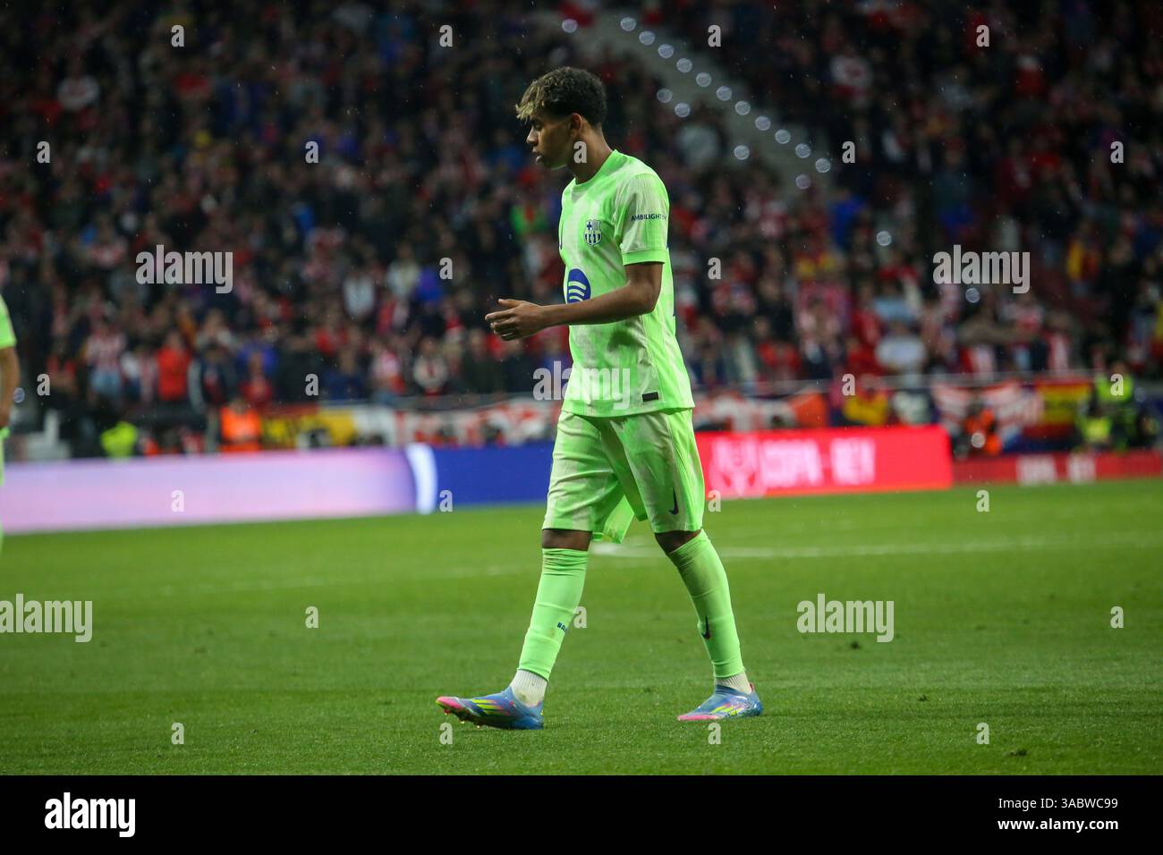 Madrid, Espagne, 2 avril 2025 : le joueur du FC Barcelone Lamine Yamal (19 ans) lors de la deuxième manche de la Copa del Rey entre l'Atlético de Madrid et le FC Barcelone le 2 avril 2025, au Riyad Air Metropolitano Stadium de Madrid, Espagne. Crédit : Alberto Brevers / Alamy Live News. Banque D'Images