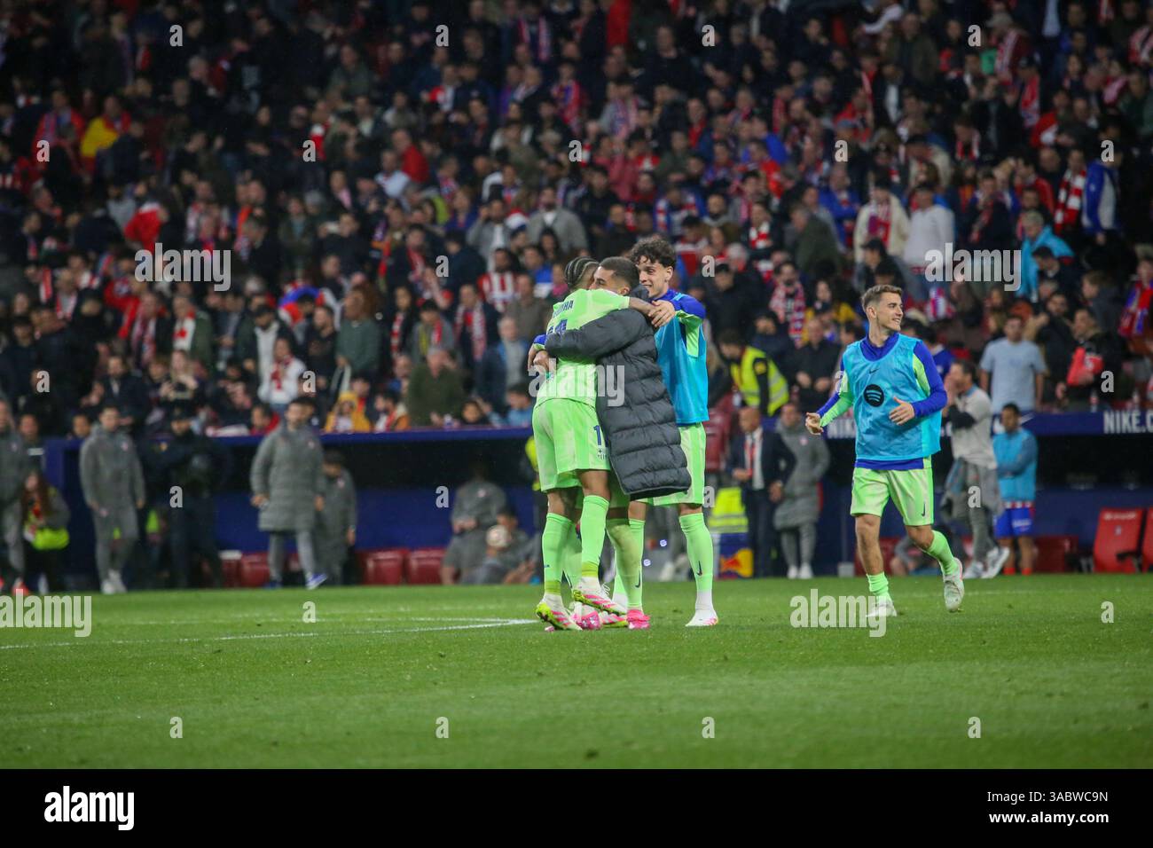 Madrid, Espagne, le 2 avril 2025 : les joueurs du FC Barcelone célèbrent leur arrivée en finale lors des demi-finales de la Copa del Rey, deuxième manche, entre l'Atlético de Madrid et le FC Barcelone, ​​on le 2 avril 2025, au Riyad Air Metropolitano Stadium de Madrid, Espagne. Crédit : Alberto Brevers / Alamy Live News. Banque D'Images