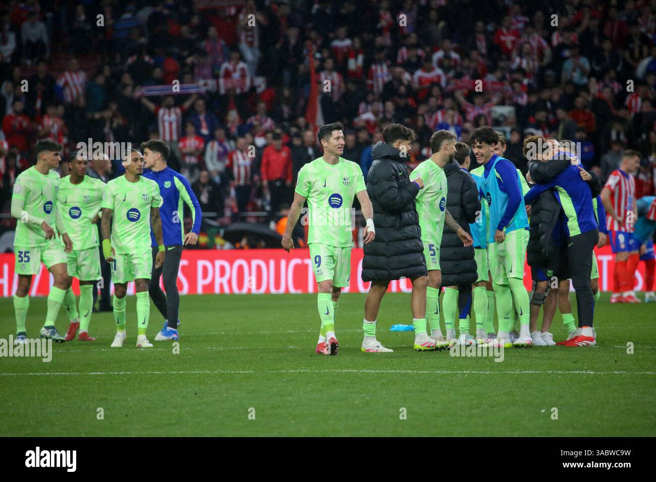 Madrid, Espagne, le 2 avril 2025 : les joueurs du FC Barcelone célèbrent leur arrivée en finale lors des demi-finales de la Copa del Rey, deuxième manche, entre l'Atlético de Madrid et le FC Barcelone, ​​on le 2 avril 2025, au Riyad Air Metropolitano Stadium de Madrid, Espagne. Crédit : Alberto Brevers / Alamy Live News. Banque D'Images