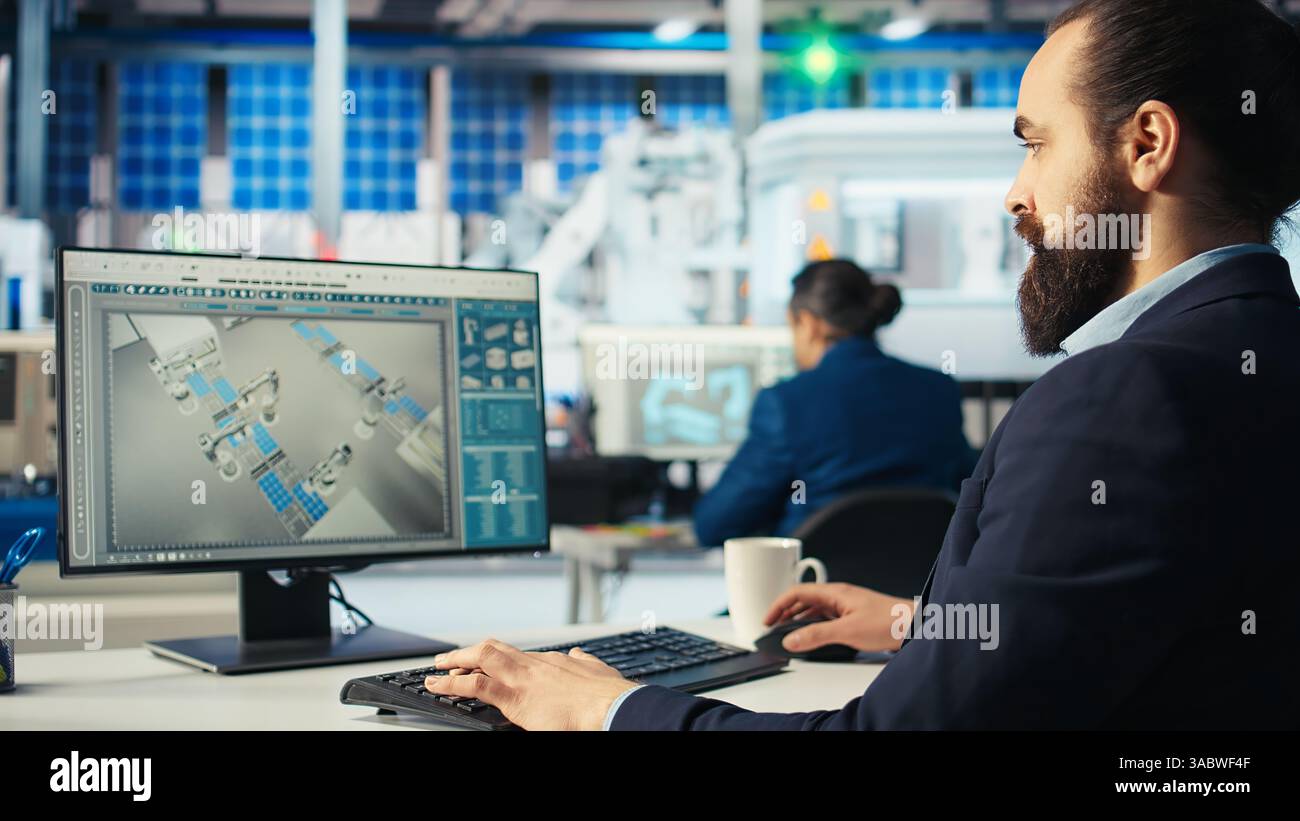 Ingénieur d'usine photovoltaïque ajustant les paramètres du système sur PC pour maximiser la production d'énergie des cellules solaires. Technicien optimisant l'approvisionnement en énergie dans l'usine de fabrication de panneaux solaires, caméra A. Banque D'Images