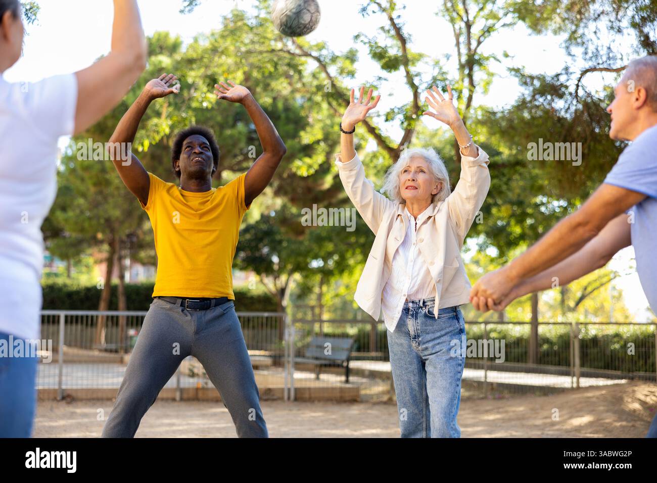 De vieilles multinationales jouent au volley-ball sur une aire de jeux d'été pour les sports au printemps dehors Banque D'Images