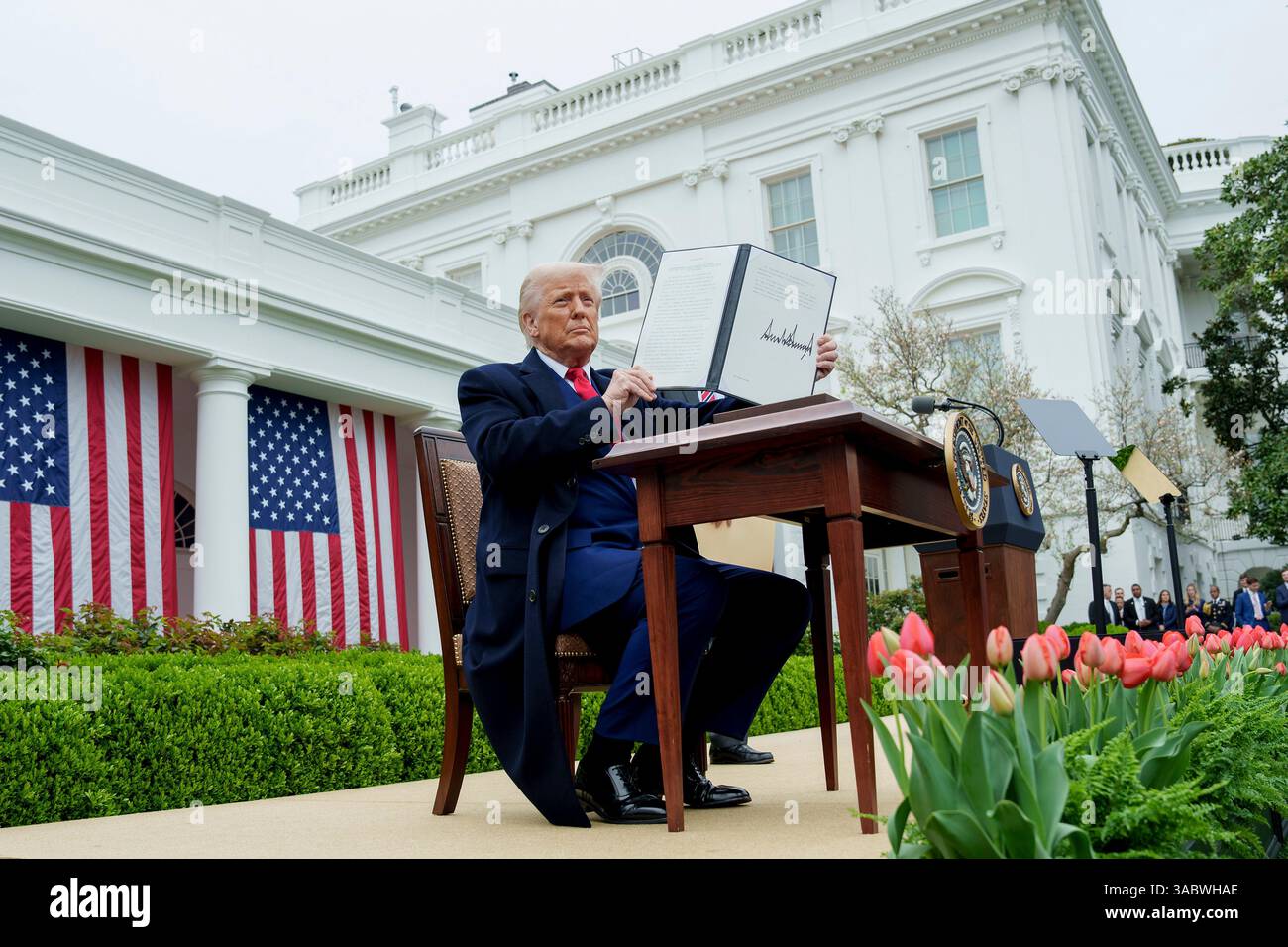Washington, États-Unis. 02 avril 2025. U. Le président Donald Trump retient le décret signé ajoutant des droits de douane à presque toutes les marchandises importées lors de son événement Make America Wealth Again au Rose Garden de la Maison Blanche, le 2 avril 2025 à Washington, DC crédit : ABE McNatt/White House photo/Alamy Live News Banque D'Images