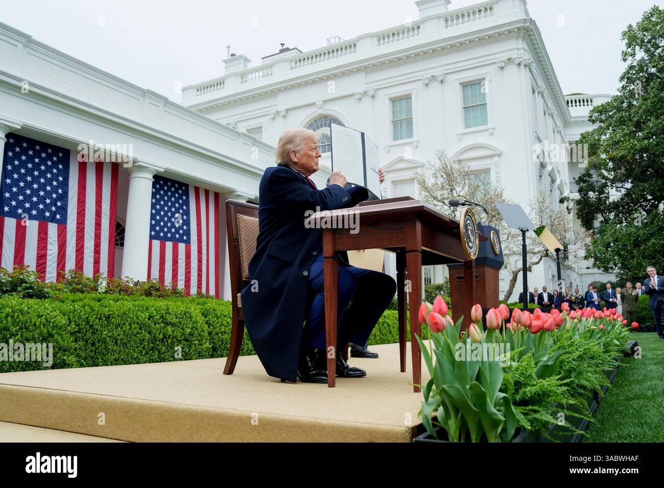 Washington, États-Unis. 02 avril 2025. U. Le président Donald Trump signe un décret ajoutant des droits de douane à presque toutes les marchandises importées lors de son événement Make America Wealth Again au jardin des roses de la Maison Blanche, le 2 avril 2025 à Washington, DC crédit : ABE McNatt/White House photo/Alamy Live News Banque D'Images
