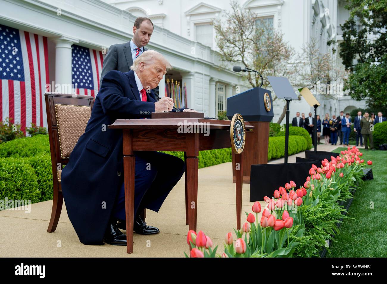 Washington, États-Unis. 02 avril 2025. U. Le président Donald Trump signe un décret ajoutant des droits de douane à presque toutes les marchandises importées lors de son événement Make America Wealth Again au jardin des roses de la Maison Blanche, le 2 avril 2025 à Washington, DC crédit : ABE McNatt/White House photo/Alamy Live News Banque D'Images