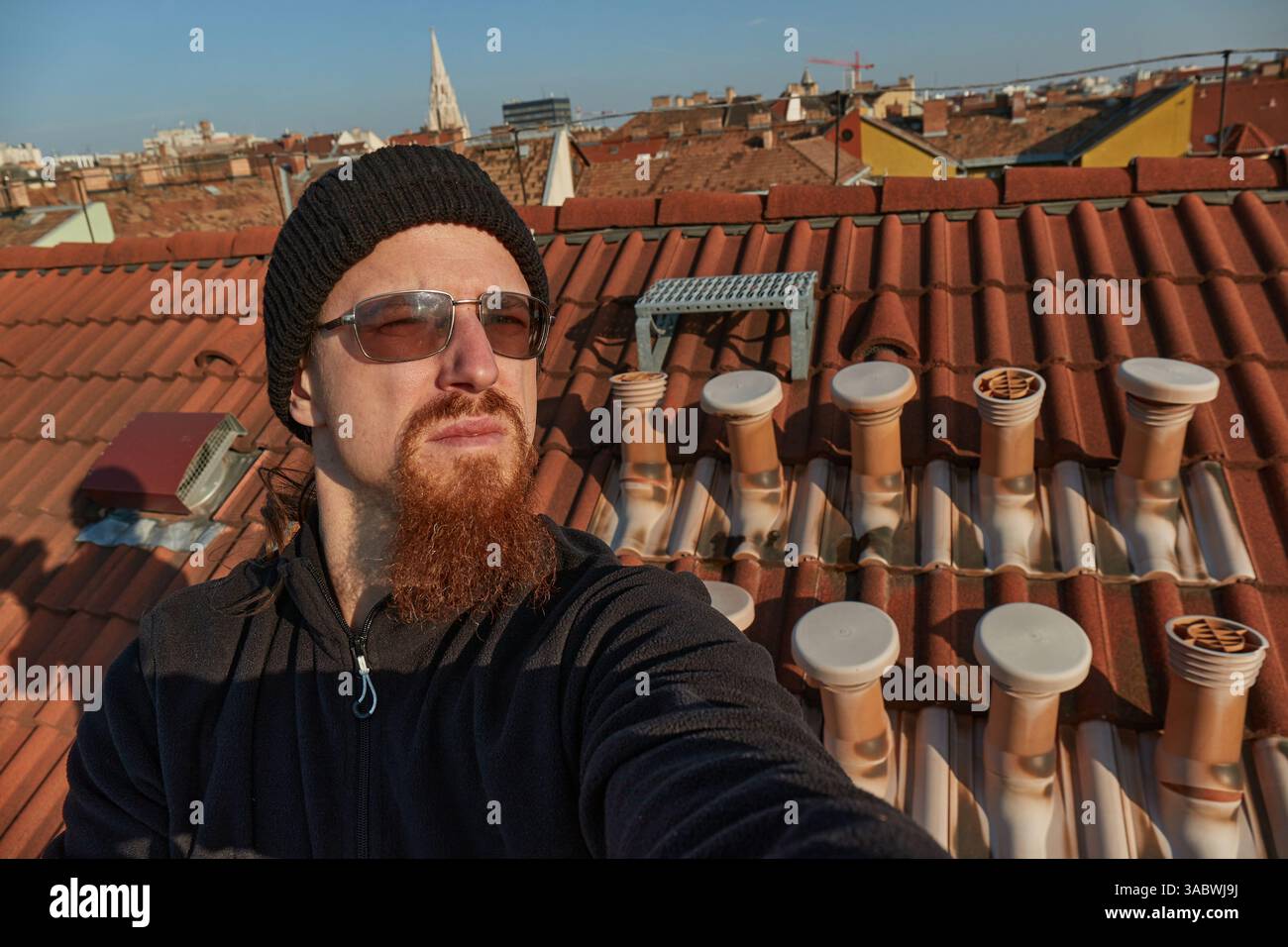 Selfie sur un toit carrelé Banque D'Images
