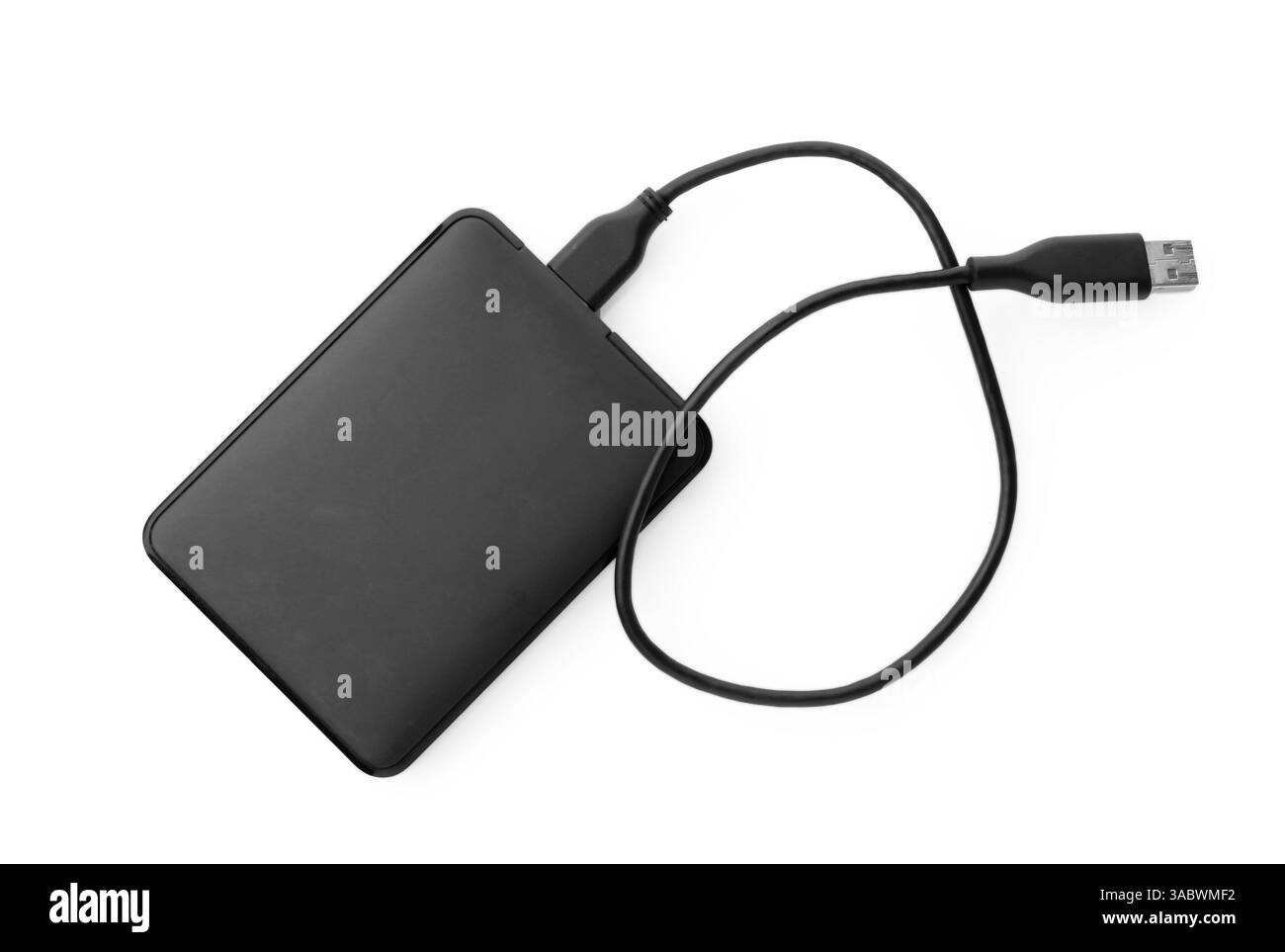 Disque dur externe avec câble USB isolé sur blanc, vue de dessus Banque D'Images