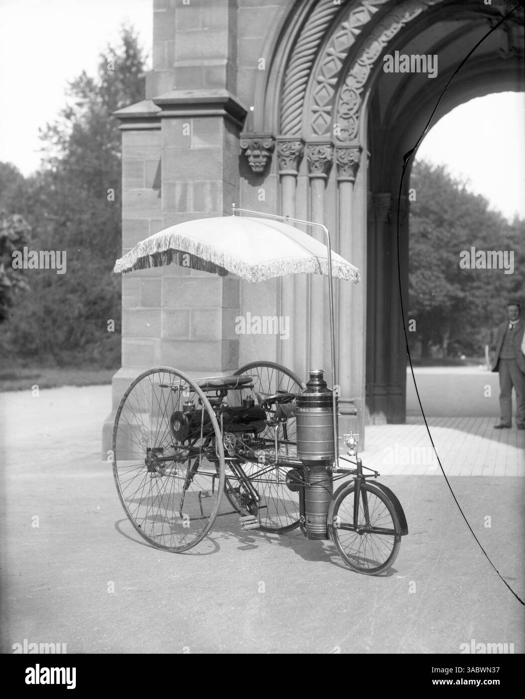 Photographie vintage en noir et blanc du tricycle à vapeur Copeland devant le porche Carriage à l'entrée nord du Smithsonian institution Building, ou le château, 1888 Banque D'Images