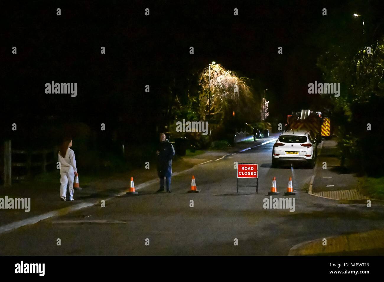 Poole, Dorset, Royaume-Uni. 3 avril 2025. Météo britannique. Un résident surveillant une fermeture de route sur Beacon Road en raison d'un énorme feu de forêt à Upton Heath à Poole dans le Dorset. Plusieurs services d'urgence sont présents, les voies étant fermées sur la voie de contournement A35 Upton en raison de la proximité de l'incendie. Ce dernier incendie dans la région de Bournemouth et Poole vient après une période de sécheresse prolongée avec des températures supérieures à la moyenne pour la période de l'année. Crédit photo : Graham Hunt/Alamy Live News Banque D'Images