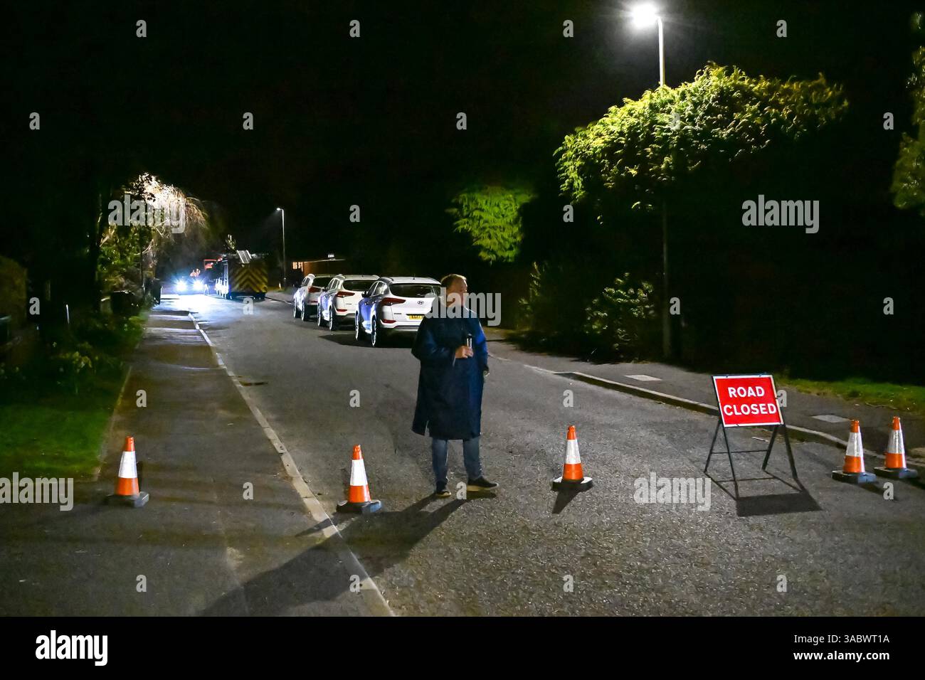 Poole, Dorset, Royaume-Uni. 3 avril 2025. Météo britannique. Un résident surveillant une fermeture de route sur Beacon Road en raison d'un énorme feu de forêt à Upton Heath à Poole dans le Dorset. Plusieurs services d'urgence sont présents, les voies étant fermées sur la voie de contournement A35 Upton en raison de la proximité de l'incendie. Ce dernier incendie dans la région de Bournemouth et Poole vient après une période de sécheresse prolongée avec des températures supérieures à la moyenne pour la période de l'année. Crédit photo : Graham Hunt/Alamy Live News Banque D'Images