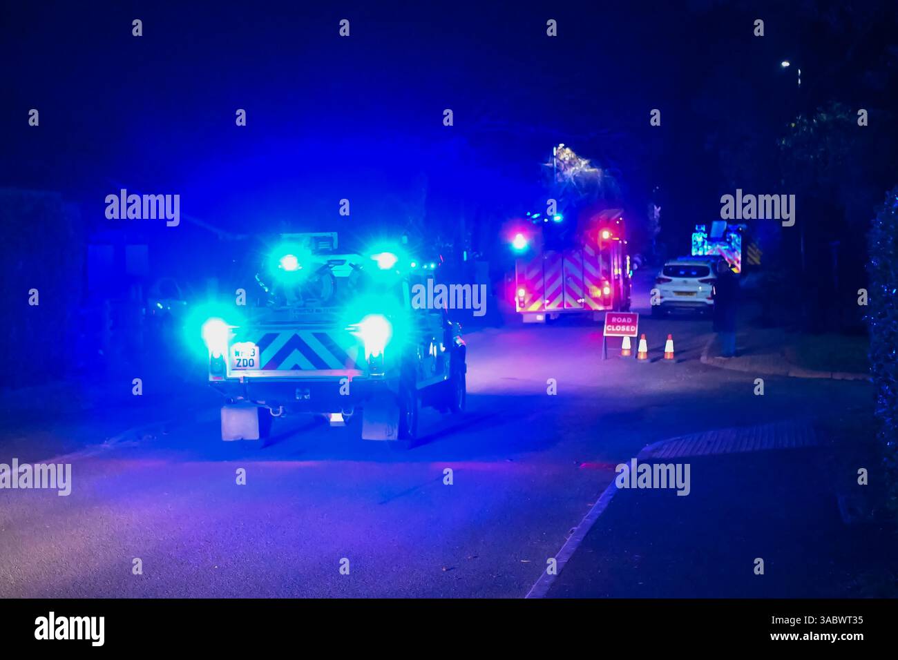 Poole, Dorset, Royaume-Uni. 3 avril 2025. Météo britannique. Les pompiers de Beacon Road se précipitent sur un énorme feu de forêt à Upton Heath à Poole dans le Dorset. Plusieurs services d'urgence sont présents, les voies étant fermées sur la voie de contournement A35 Upton en raison de la proximité de l'incendie. Ce dernier incendie dans la région de Bournemouth et Poole vient après une période de sécheresse prolongée avec des températures supérieures à la moyenne pour la période de l'année. Crédit photo : Graham Hunt/Alamy Live News Banque D'Images