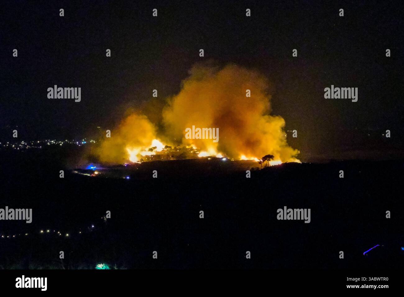 Poole, Dorset, Royaume-Uni. 3 avril 2025. Météo britannique. Vue aérienne vers un énorme feu de forêt qui flambe à Upton Heath à Poole dans le Dorset. Plusieurs services d'urgence sont présents, les voies étant fermées sur la voie de contournement A35 Upton en raison de la proximité de l'incendie. Ce dernier incendie dans la région de Bournemouth et Poole vient après une période de sécheresse prolongée avec des températures supérieures à la moyenne pour la période de l'année. Crédit photo : Graham Hunt/Alamy Live News Banque D'Images