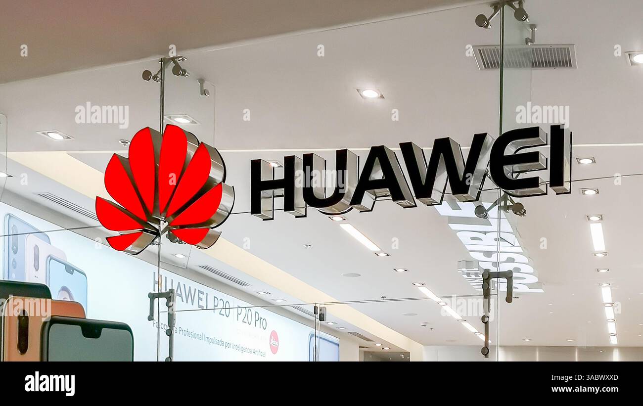 Gros plan de l'enseigne et du logo de Huawei au-dessus de l'entrée du magasin. Banque D'Images
