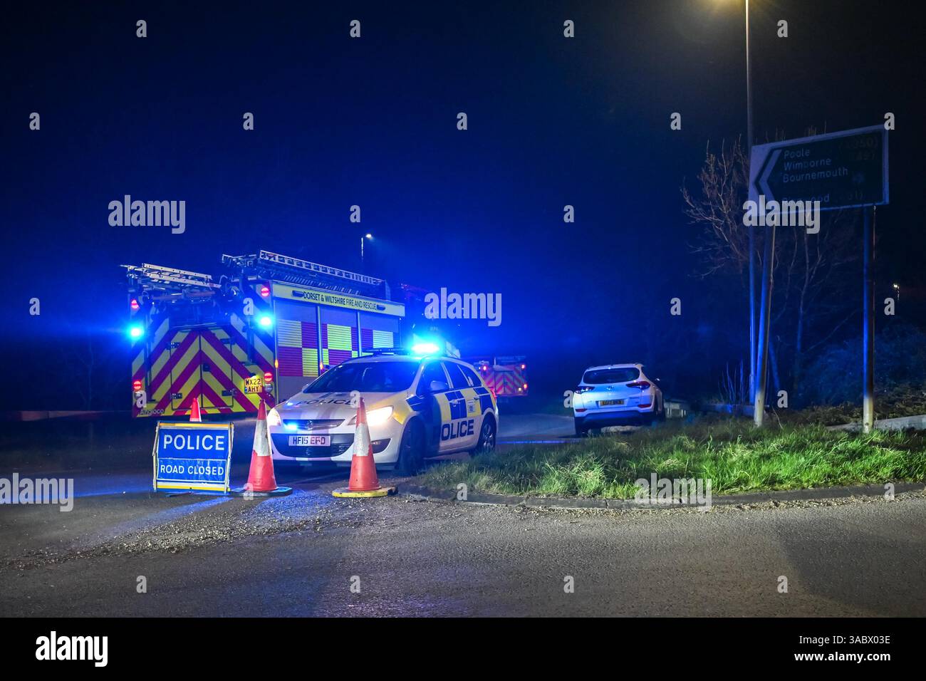 Poole, Dorset, Royaume-Uni. 3 avril 2025. Météo britannique. Un barrage routier de la police sur une bretelle d'accès à l'A350 vers le contournement d'Upton A35 où les pompiers stationnent avant de se diriger vers un énorme feu de forêt à Upton Heath à Poole dans le Dorset. De nombreux services d'urgence sont présents et le contournement A35 Upton fermé dans les deux sens en raison de la proximité de l'incendie. Ce dernier incendie dans la région de Bournemouth et Poole vient après une période de sécheresse prolongée avec des températures supérieures à la moyenne pour la période de l'année. Crédit photo : Graham Hunt/Alamy Live News Banque D'Images