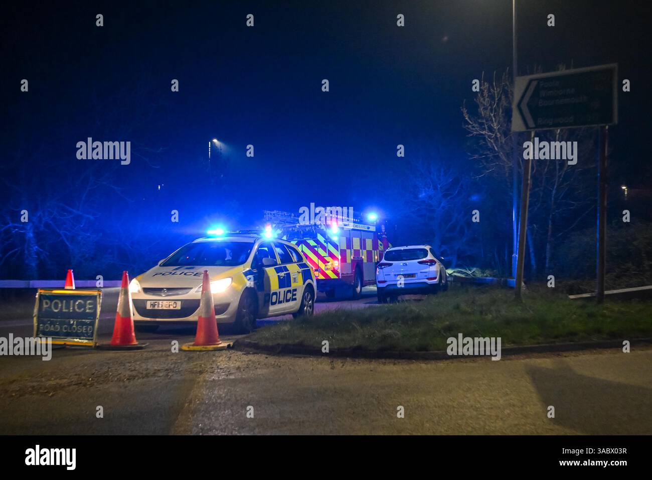 Poole, Dorset, Royaume-Uni. 3 avril 2025. Météo britannique. Un barrage routier de la police sur une bretelle d'accès à l'A350 vers le contournement d'Upton A35 où les pompiers stationnent avant de se diriger vers un énorme feu de forêt à Upton Heath à Poole dans le Dorset. De nombreux services d'urgence sont présents et le contournement A35 Upton fermé dans les deux sens en raison de la proximité de l'incendie. Ce dernier incendie dans la région de Bournemouth et Poole vient après une période de sécheresse prolongée avec des températures supérieures à la moyenne pour la période de l'année. Crédit photo : Graham Hunt/Alamy Live News Banque D'Images