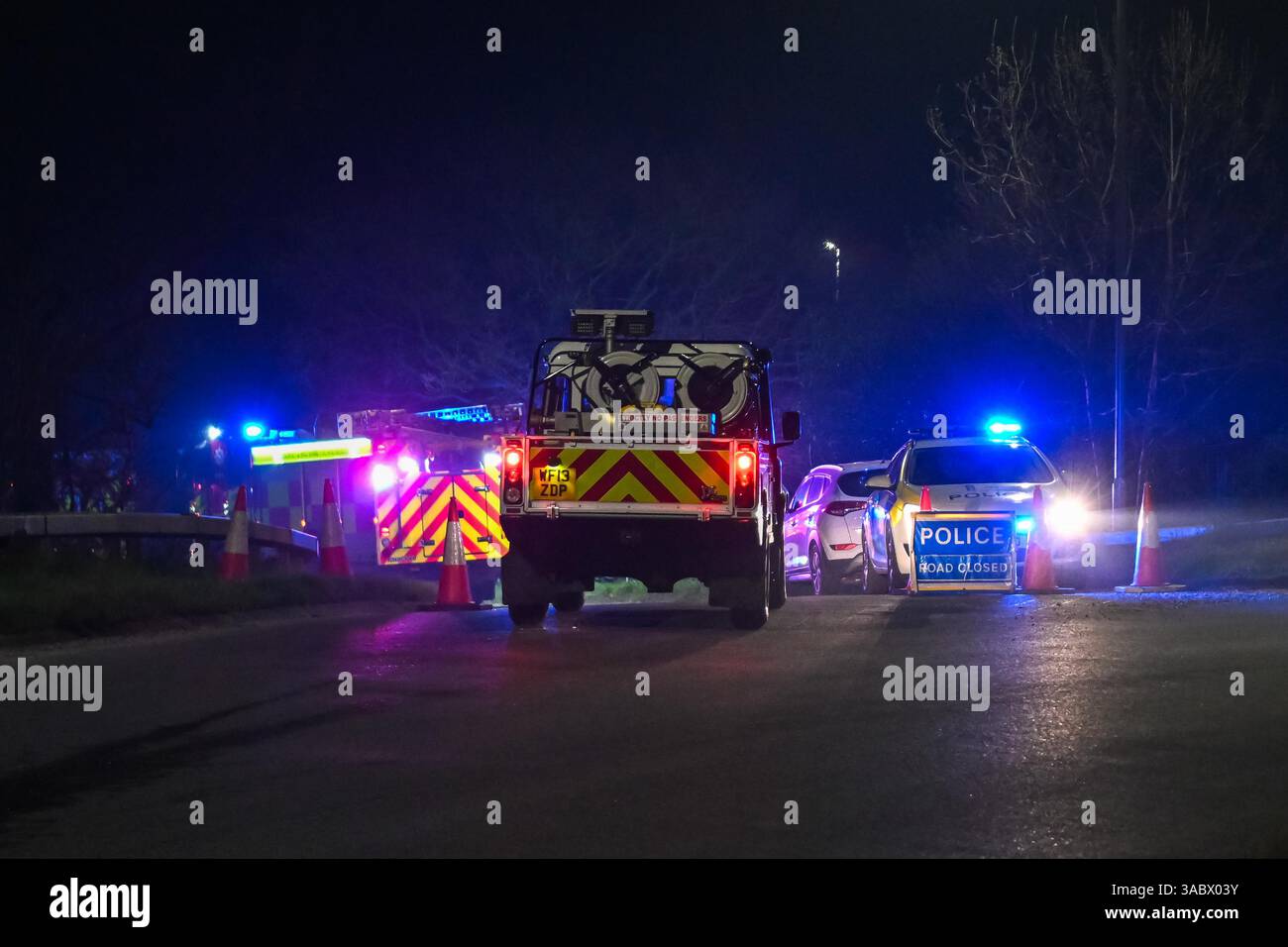Poole, Dorset, Royaume-Uni. 3 avril 2025. Météo britannique. Un barrage routier de la police sur une bretelle d'accès à l'A350 vers le contournement d'Upton A35 où les pompiers stationnent avant de se diriger vers un énorme feu de forêt à Upton Heath à Poole dans le Dorset. De nombreux services d'urgence sont présents et le contournement A35 Upton fermé dans les deux sens en raison de la proximité de l'incendie. Ce dernier incendie dans la région de Bournemouth et Poole vient après une période de sécheresse prolongée avec des températures supérieures à la moyenne pour la période de l'année. Crédit photo : Graham Hunt/Alamy Live News Banque D'Images