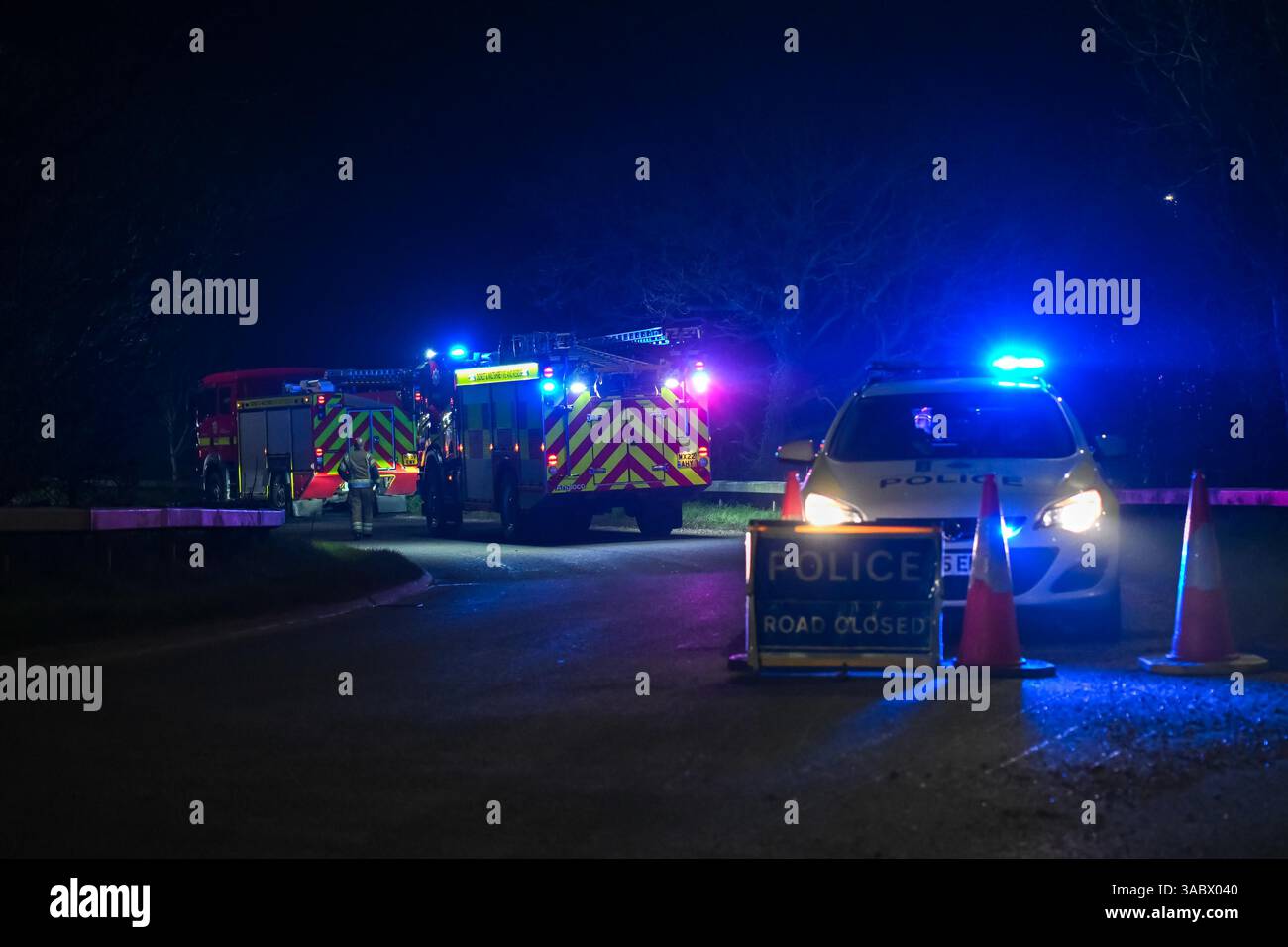 Poole, Dorset, Royaume-Uni. 3 avril 2025. Météo britannique. Un barrage routier de la police sur une bretelle d'accès à l'A350 vers le contournement d'Upton A35 où les pompiers stationnent avant de se diriger vers un énorme feu de forêt à Upton Heath à Poole dans le Dorset. De nombreux services d'urgence sont présents et le contournement A35 Upton fermé dans les deux sens en raison de la proximité de l'incendie. Ce dernier incendie dans la région de Bournemouth et Poole vient après une période de sécheresse prolongée avec des températures supérieures à la moyenne pour la période de l'année. Crédit photo : Graham Hunt/Alamy Live News Banque D'Images