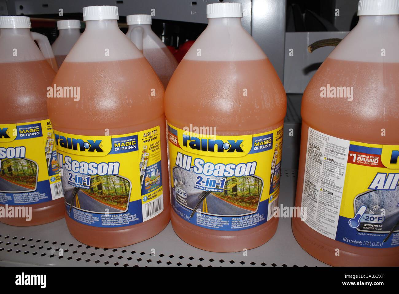 Nettoyant d'essuie-glace de pare-brise Rain-X en carafes gros plan sur une tablette en montre Banque D'Images Nettoyant d'essuie-glace de pare-brise Rain-X en carafes gros plan sur une tablette en montre Banque D'Images