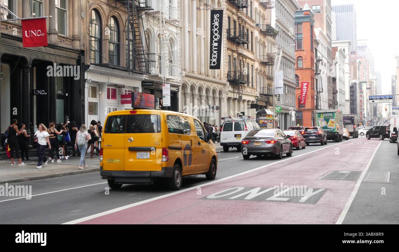 New York City, États-Unis - 8 septembre 2023 : Manhattan Soho District, Broadway Street perspective. Trafic routier urbain des États-Unis, taxi jaune, les gens. Magasins de mode pour le shopping. Bâtiment Bloomingdales. Banque D'Images