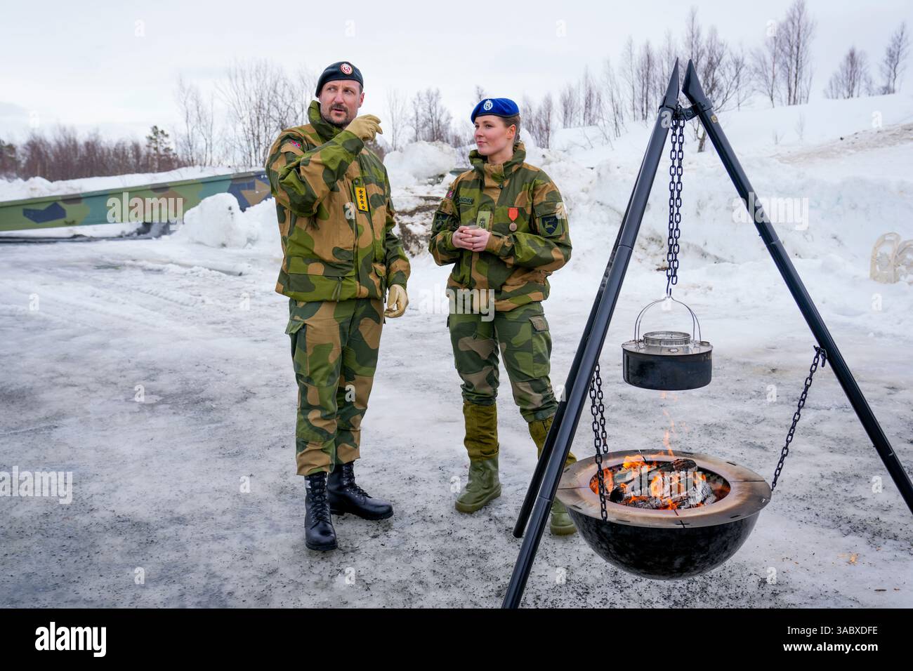 Bardufoss 20250402. Princesse Ingrid Alexandra en place lors d’une cérémonie de remise et de remise de la médaille du mérite militaire au camp Skjold à Maalselv à Troms mardi. Son père, le prince héritier Haakon, inspectera également le bataillon du génie plus tard dans la journée. Le dernier jour de service militaire de la princesse au bataillon du génie est vendredi cette semaine. Elle a prolongé son service initial à 15 mois, et a complété sa formation professionnelle en tant que soldat ingénieur, avec un poste de service photo : Heiko Junge / POOL / NTB Banque D'Images