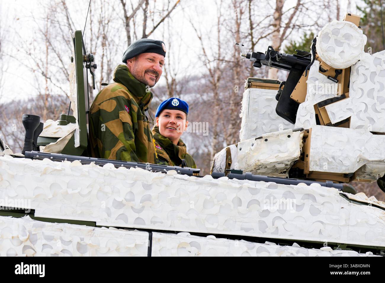 Bardufoss 20250402. Princesse Ingrid Alexandra en place lors d’une cérémonie de remise et de remise de la médaille du mérite militaire au camp Skjold à Maalselv à Troms mardi. Son père, le prince héritier Haakon, inspectera également le bataillon du génie plus tard dans la journée. Le dernier jour de service militaire de la princesse au bataillon du génie est vendredi cette semaine. Elle a prolongé son service initial à 15 mois, et a complété sa formation professionnelle en tant que soldat ingénieur, avec un poste de service photo : Heiko Junge / POOL / NTB Banque D'Images