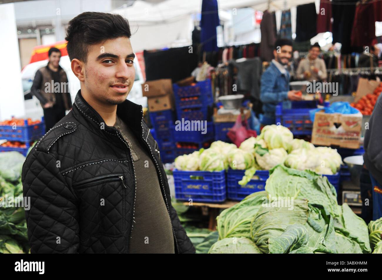 Big Bazaar-Fair. Les gens vendent et achètent de la nourriture et des articles ménagers lors d'une vente saisonnière. Banque D'Images