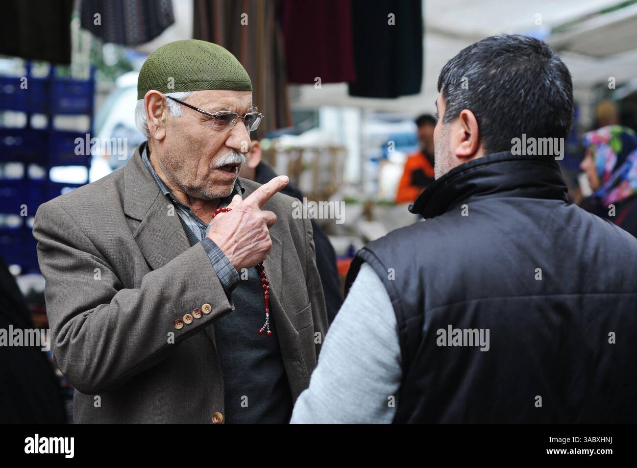 Big Bazaar-Fair. Les gens vendent et achètent de la nourriture et des articles ménagers lors d'une vente saisonnière. Banque D'Images