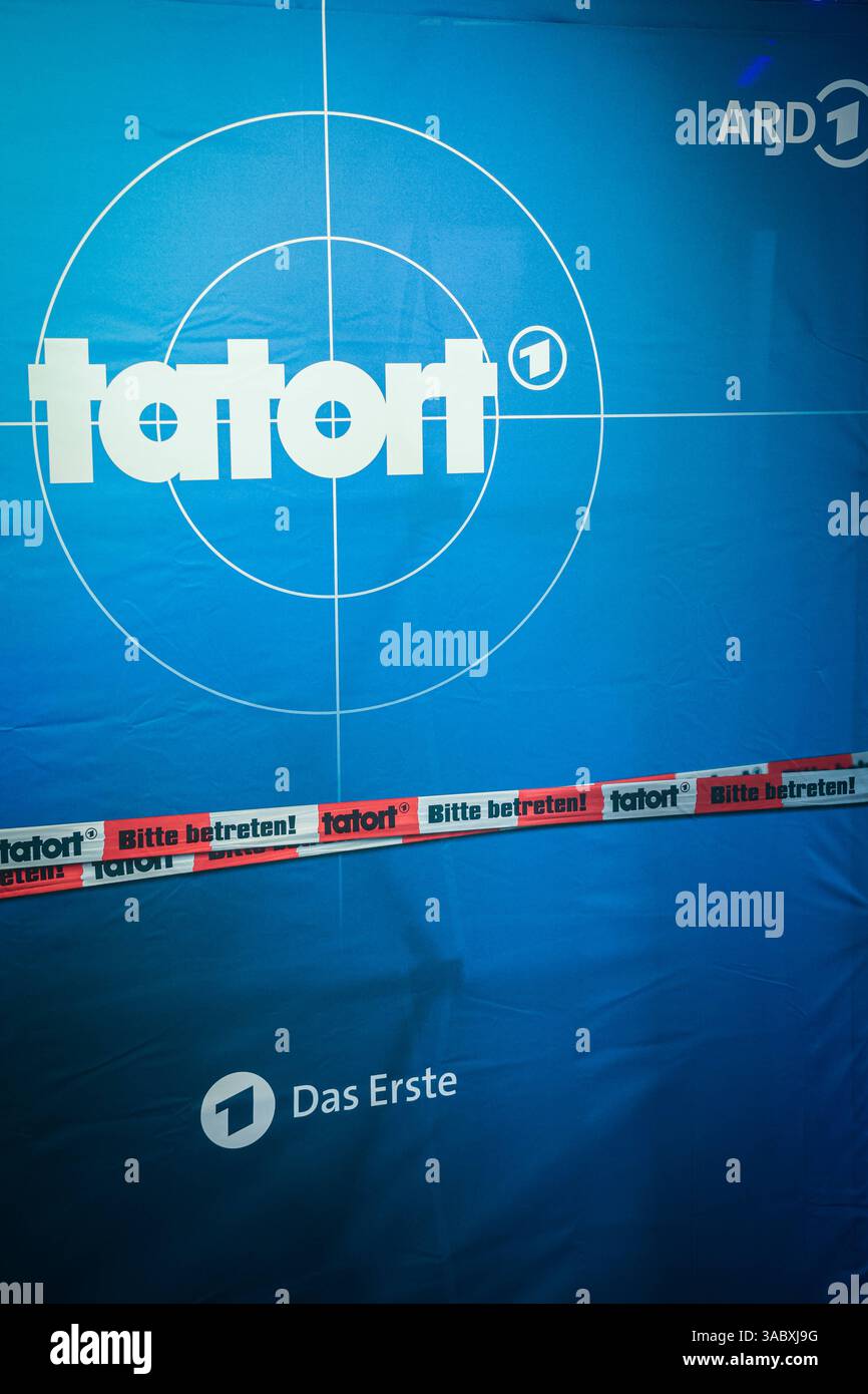 Premiere Münster-Tatort Pressetermin zur Premiere des neuen Münster-Tatort Fiderallala. Die Ausstrahlung ist AM 6. April im Ersten und der ARD Mediathek. Logo des Krimiserie Tatort. Münster, Nordrhein-Westfalen, DEU, Deutschland, 02.04.2025 *** Premiere Münster Tatort événement de presse pour la première de la nouvelle Münster Tatort Fiderallala L'émission est diffusée le 6 avril sur ARD et l'ARD Mediathek logo de la série criminelle Tatort Münster, Rhénanie du Nord-Westphalie, DEU, Allemagne, 02 04 2025 Banque D'Images